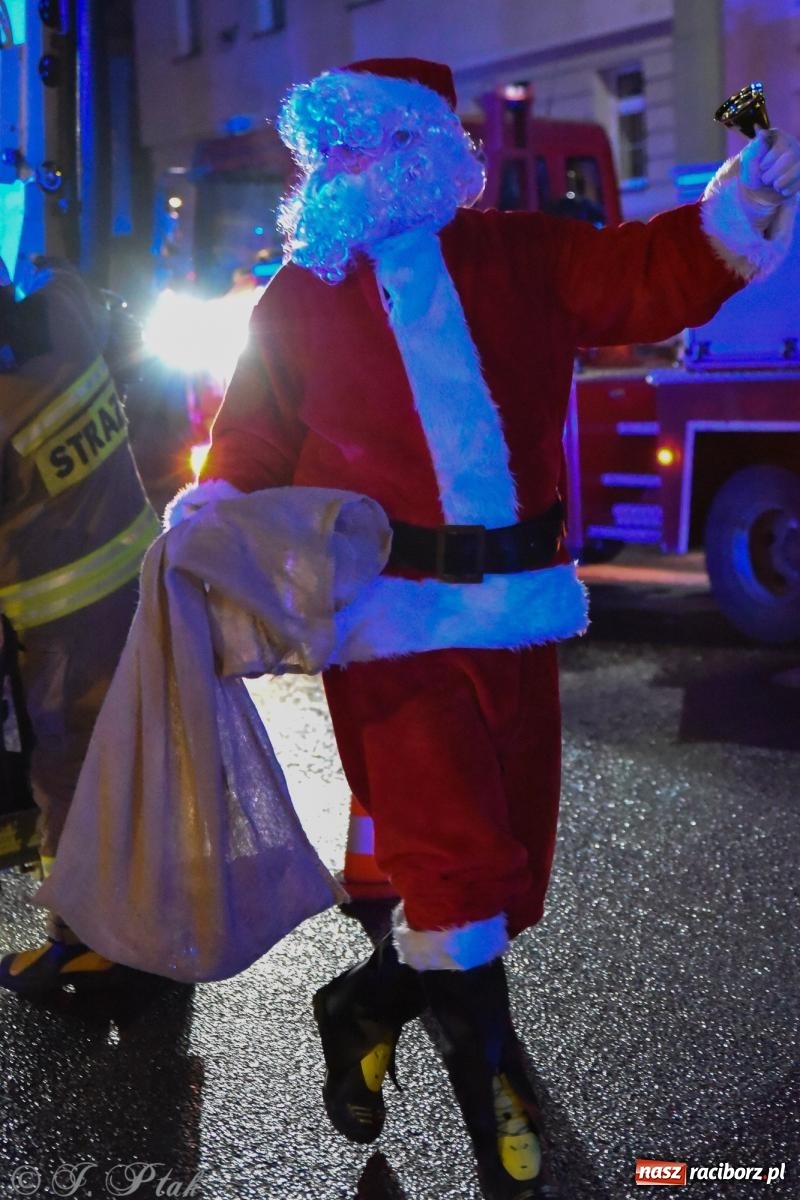 Zdjęcie w galerii na portalu naszraciborz.pl: Rozświetlenie Kietrzańskiej Choinki – strażacki Mikołaj w akcji wiadomości z regionu
