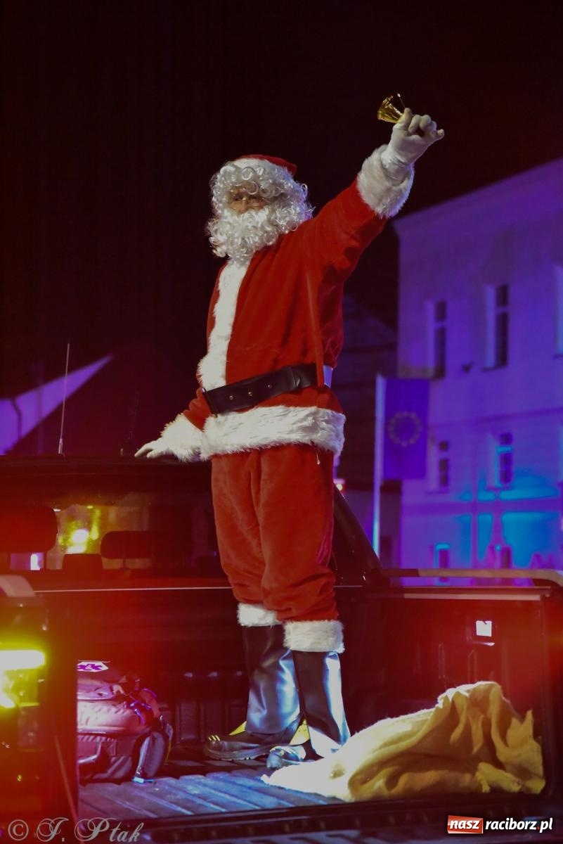 Zdjęcie w galerii na portalu naszraciborz.pl: Rozświetlenie Kietrzańskiej Choinki – strażacki Mikołaj w akcji wiadomości z regionu