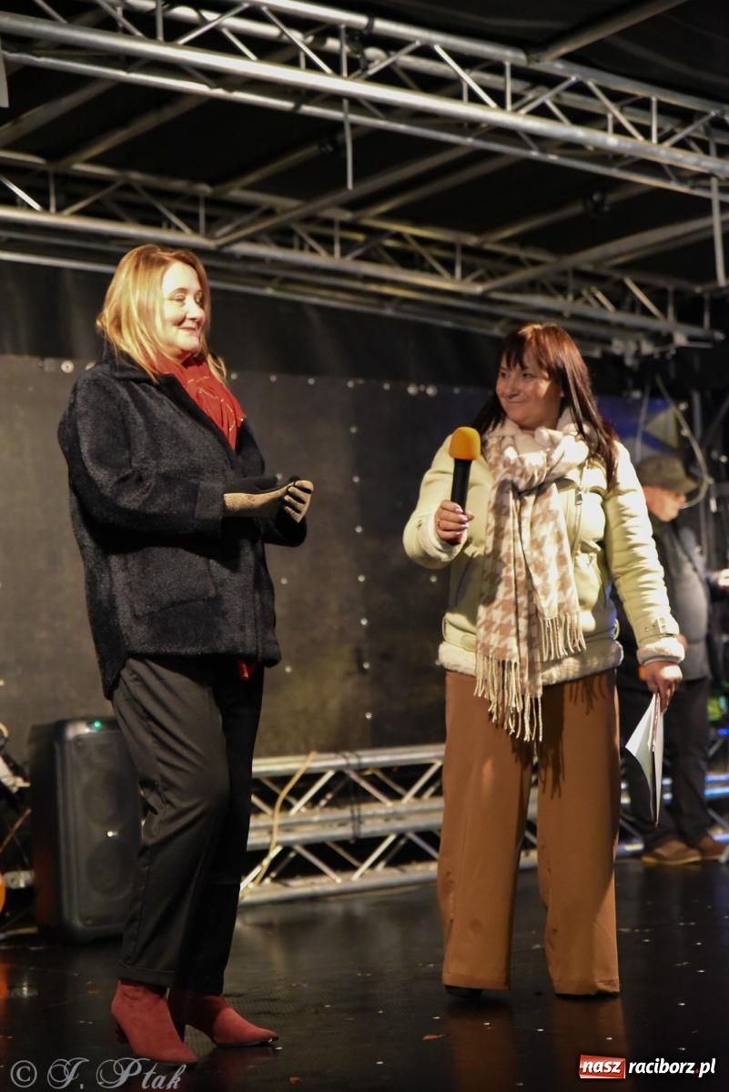 Zdjęcie w galerii na portalu naszraciborz.pl: Rozświetlenie Kietrzańskiej Choinki – strażacki Mikołaj w akcji wiadomości z regionu