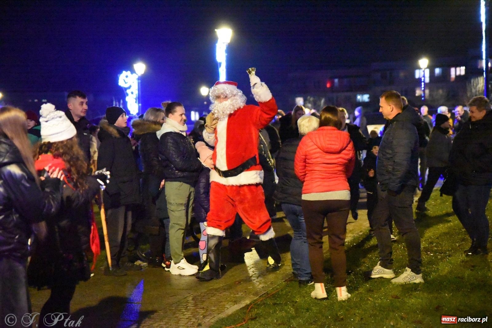 Zdjęcie w galerii na portalu naszraciborz.pl: Rozświetlenie Kietrzańskiej Choinki – strażacki Mikołaj w akcji wiadomości z regionu