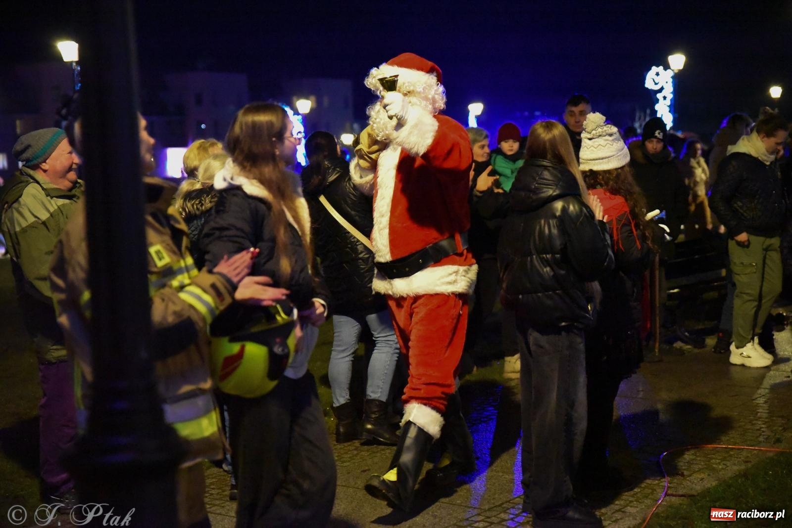 Zdjęcie w galerii na portalu naszraciborz.pl: Rozświetlenie Kietrzańskiej Choinki – strażacki Mikołaj w akcji wiadomości z regionu
