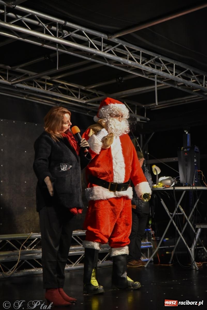 Zdjęcie w galerii na portalu naszraciborz.pl: Rozświetlenie Kietrzańskiej Choinki – strażacki Mikołaj w akcji wiadomości z regionu