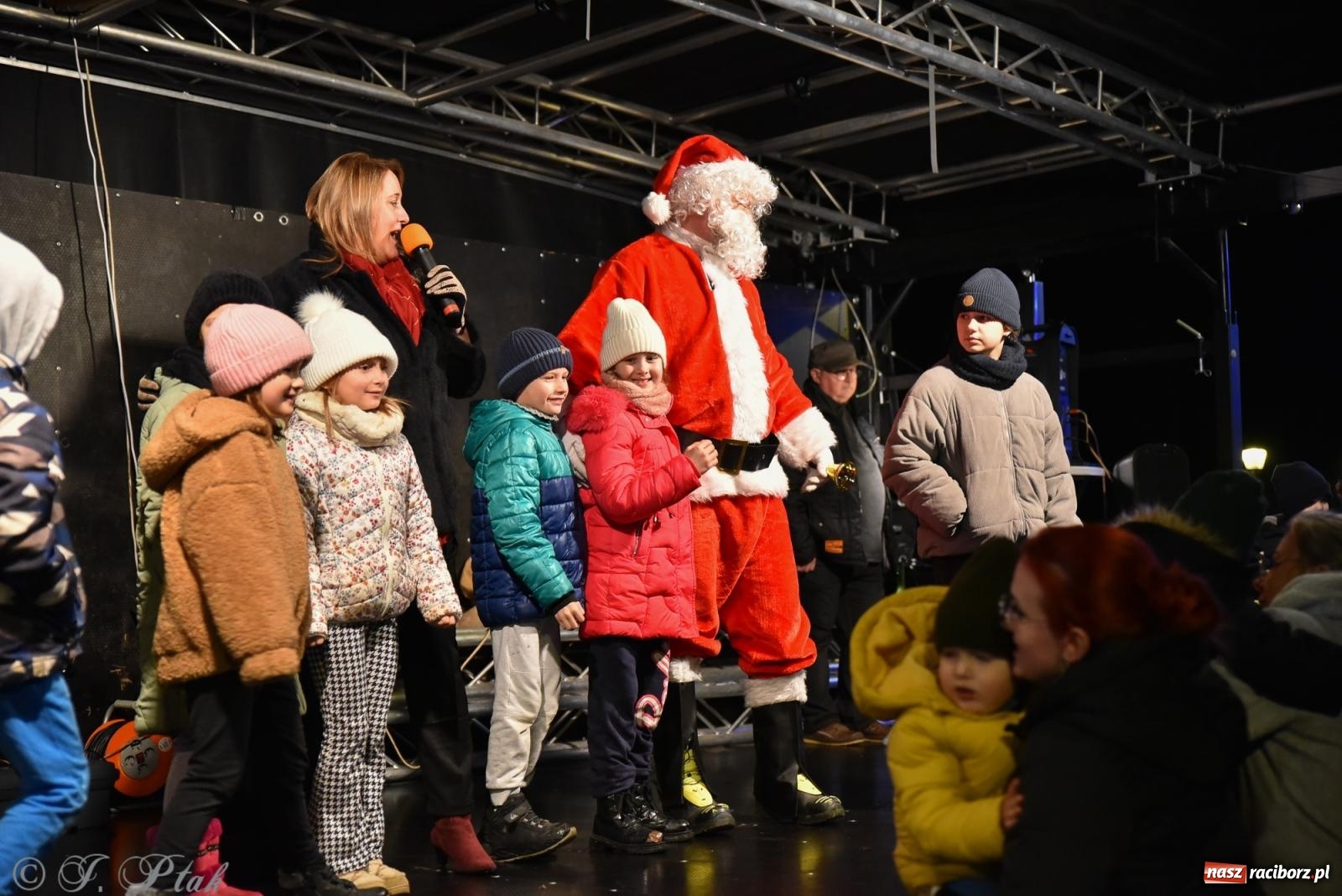 Zdjęcie w galerii na portalu naszraciborz.pl: Rozświetlenie Kietrzańskiej Choinki – strażacki Mikołaj w akcji wiadomości z regionu