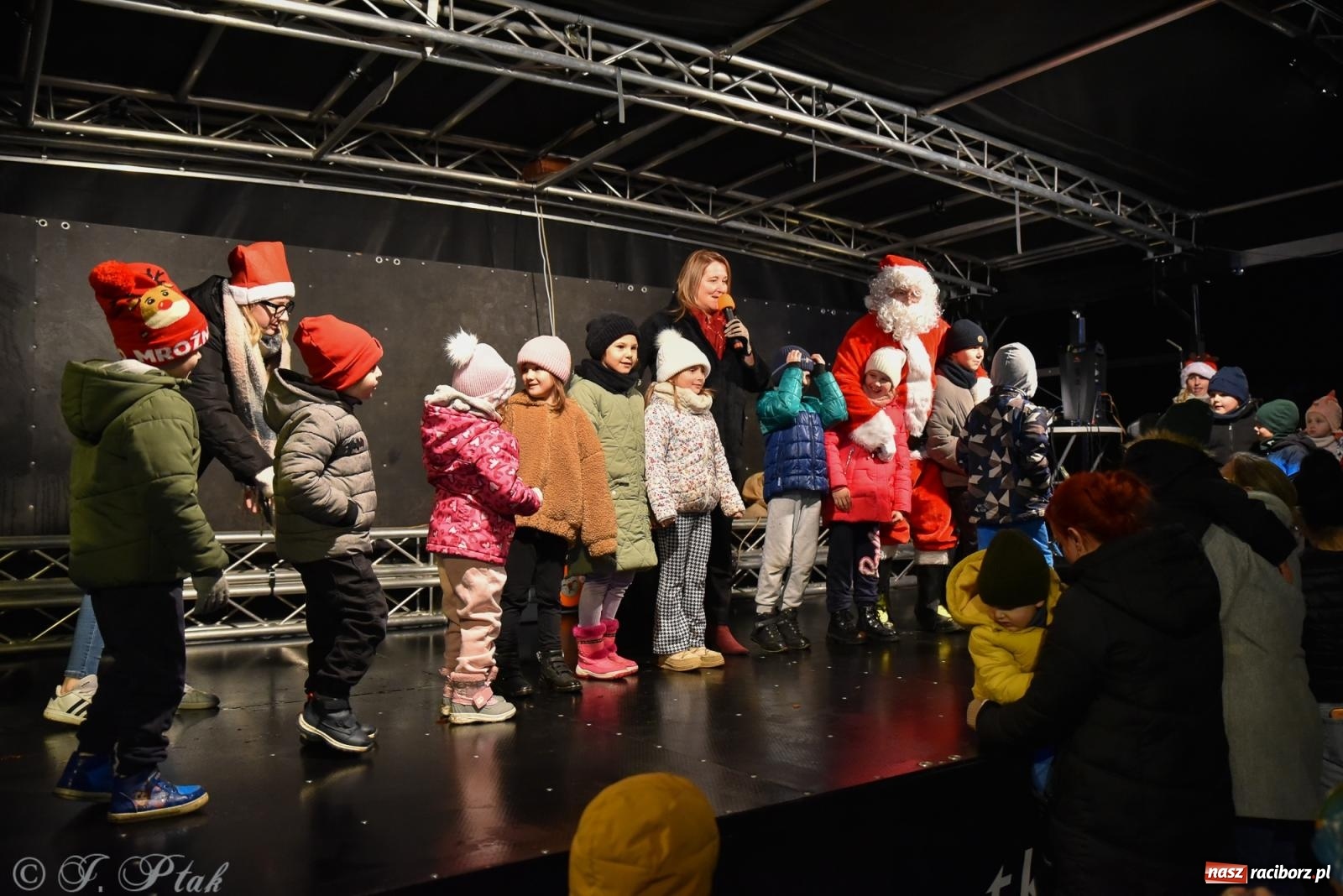 Zdjęcie w galerii na portalu naszraciborz.pl: Rozświetlenie Kietrzańskiej Choinki – strażacki Mikołaj w akcji wiadomości z regionu