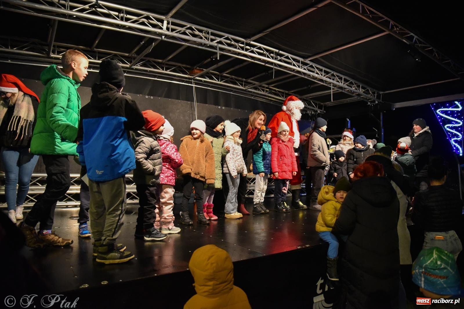 Zdjęcie w galerii na portalu naszraciborz.pl: Rozświetlenie Kietrzańskiej Choinki – strażacki Mikołaj w akcji wiadomości z regionu