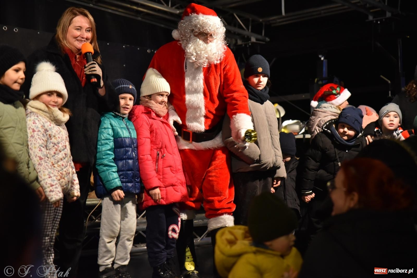Zdjęcie w galerii na portalu naszraciborz.pl: Rozświetlenie Kietrzańskiej Choinki – strażacki Mikołaj w akcji wiadomości z regionu