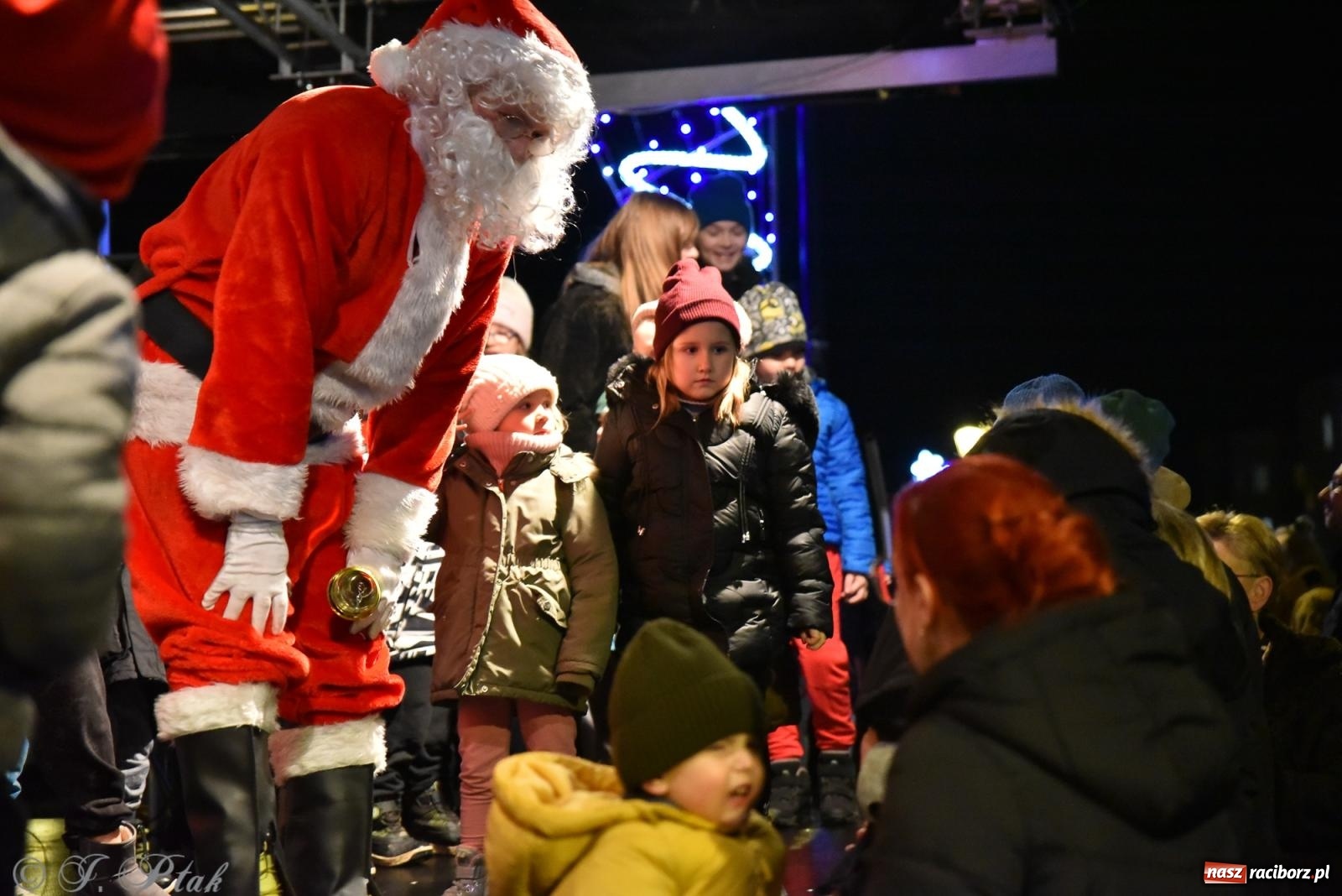 Zdjęcie w galerii na portalu naszraciborz.pl: Rozświetlenie Kietrzańskiej Choinki – strażacki Mikołaj w akcji wiadomości z regionu