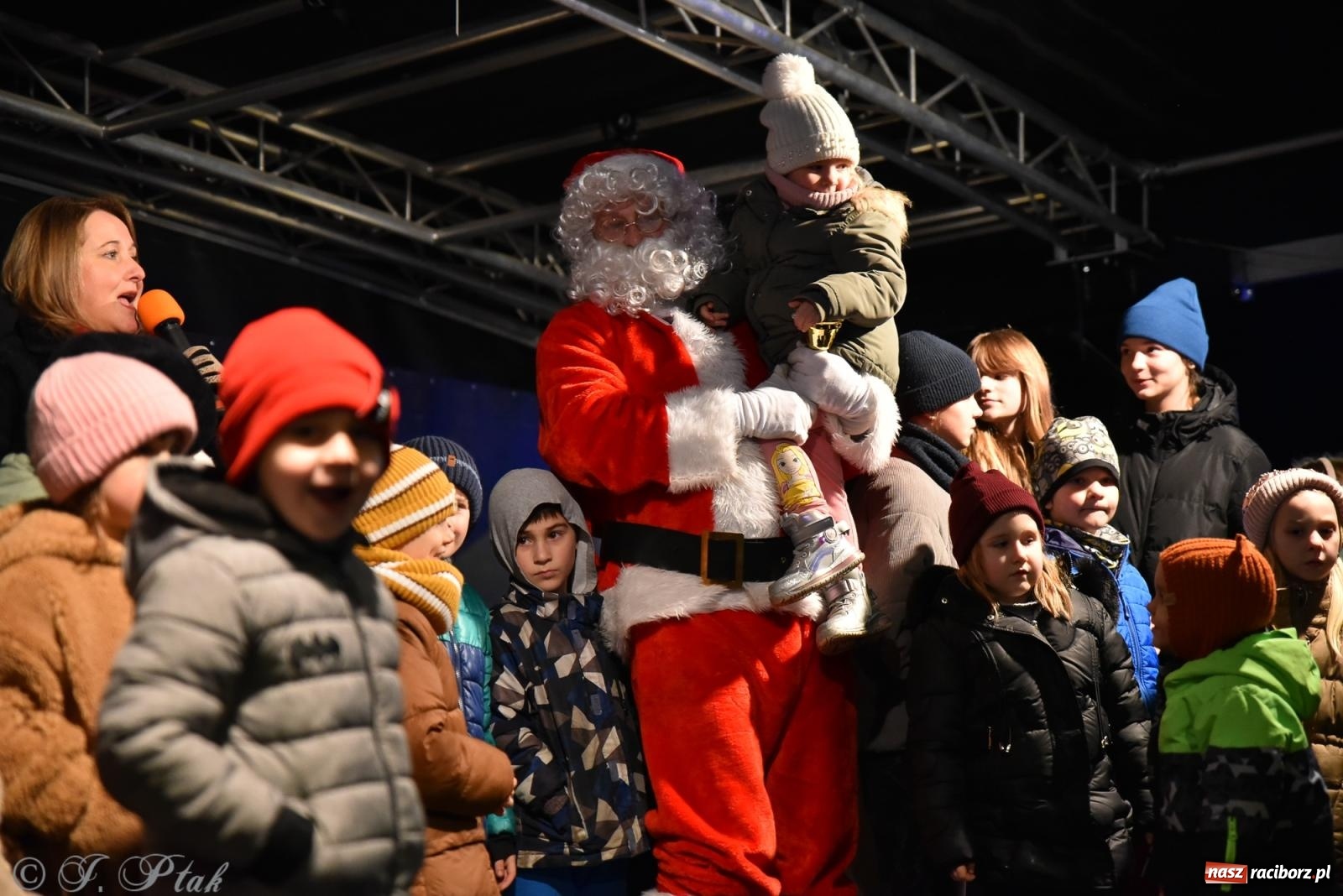 Zdjęcie w galerii na portalu naszraciborz.pl: Rozświetlenie Kietrzańskiej Choinki – strażacki Mikołaj w akcji wiadomości z regionu