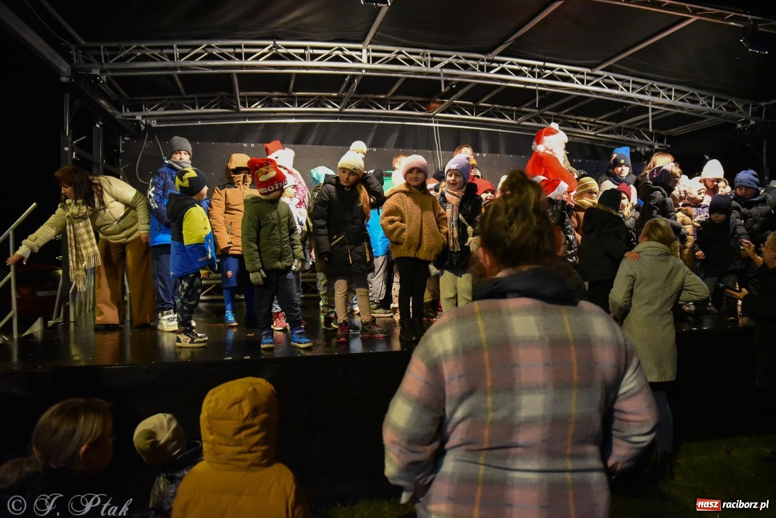 Zdjęcie w galerii na portalu naszraciborz.pl: Rozświetlenie Kietrzańskiej Choinki – strażacki Mikołaj w akcji wiadomości z regionu