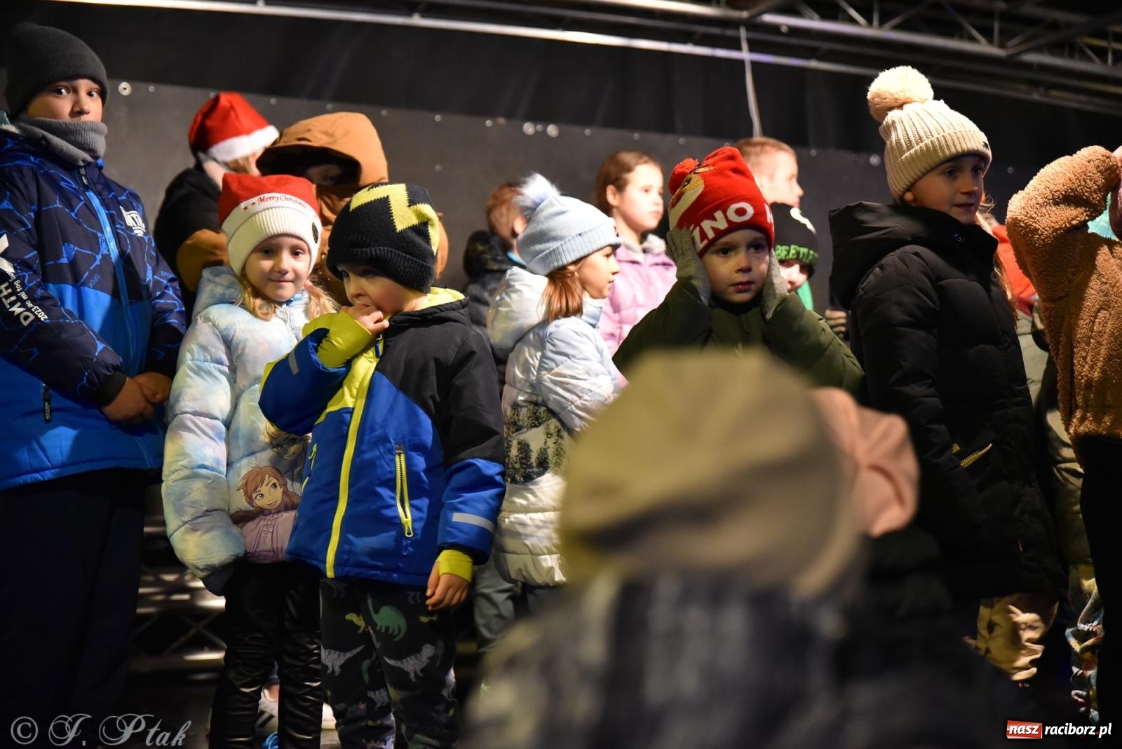 Zdjęcie w galerii na portalu naszraciborz.pl: Rozświetlenie Kietrzańskiej Choinki – strażacki Mikołaj w akcji wiadomości z regionu