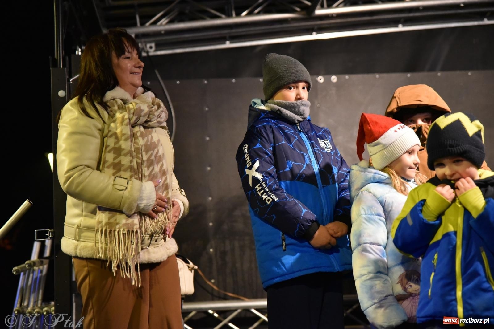 Zdjęcie w galerii na portalu naszraciborz.pl: Rozświetlenie Kietrzańskiej Choinki – strażacki Mikołaj w akcji wiadomości z regionu