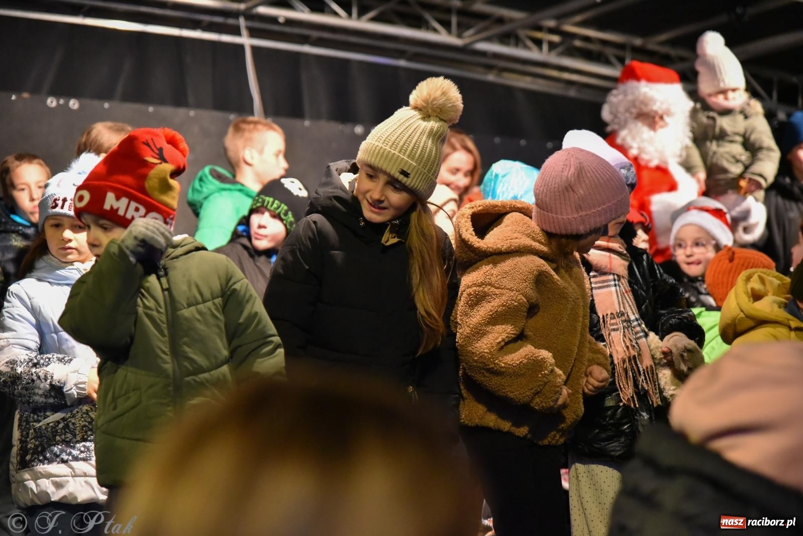 Zdjęcie w galerii na portalu naszraciborz.pl: Rozświetlenie Kietrzańskiej Choinki – strażacki Mikołaj w akcji wiadomości z regionu