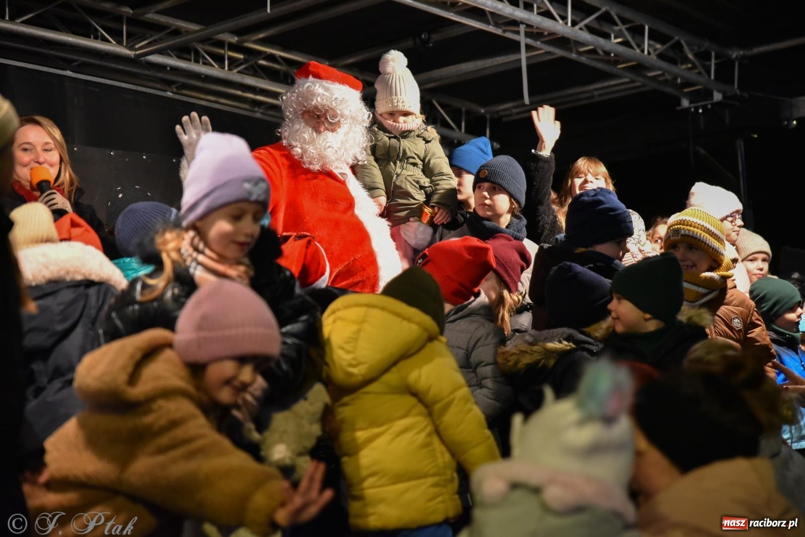 Zdjęcie w galerii na portalu naszraciborz.pl: Rozświetlenie Kietrzańskiej Choinki – strażacki Mikołaj w akcji wiadomości z regionu