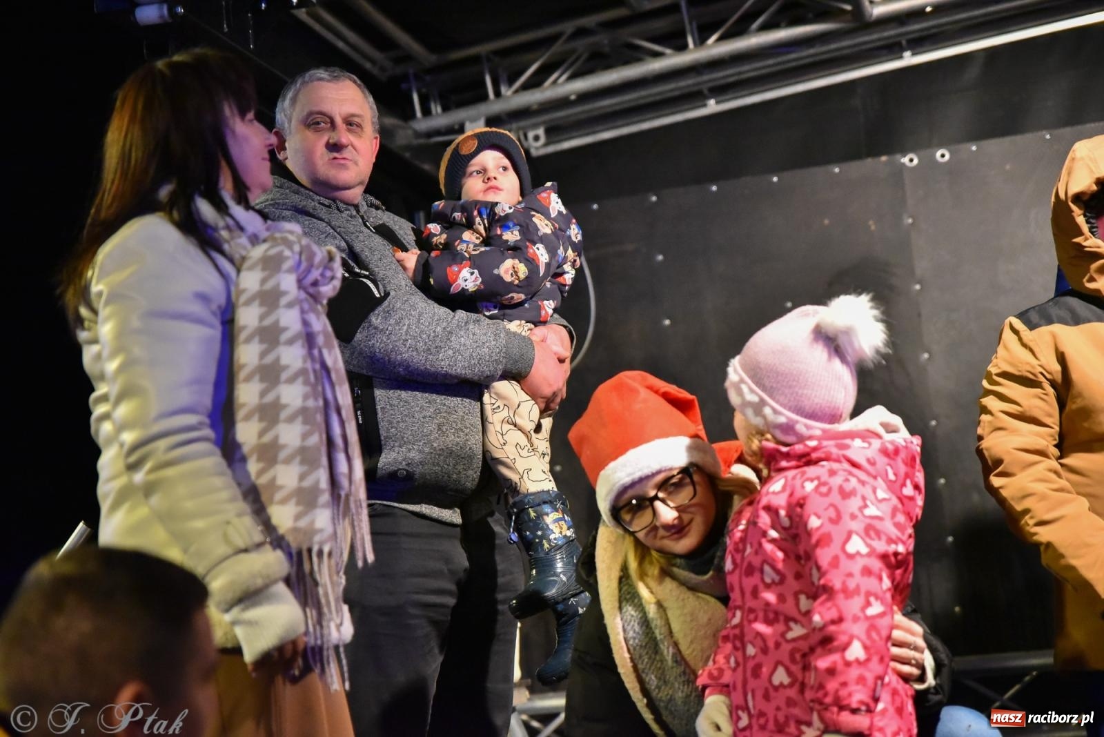 Zdjęcie w galerii na portalu naszraciborz.pl: Rozświetlenie Kietrzańskiej Choinki – strażacki Mikołaj w akcji wiadomości z regionu