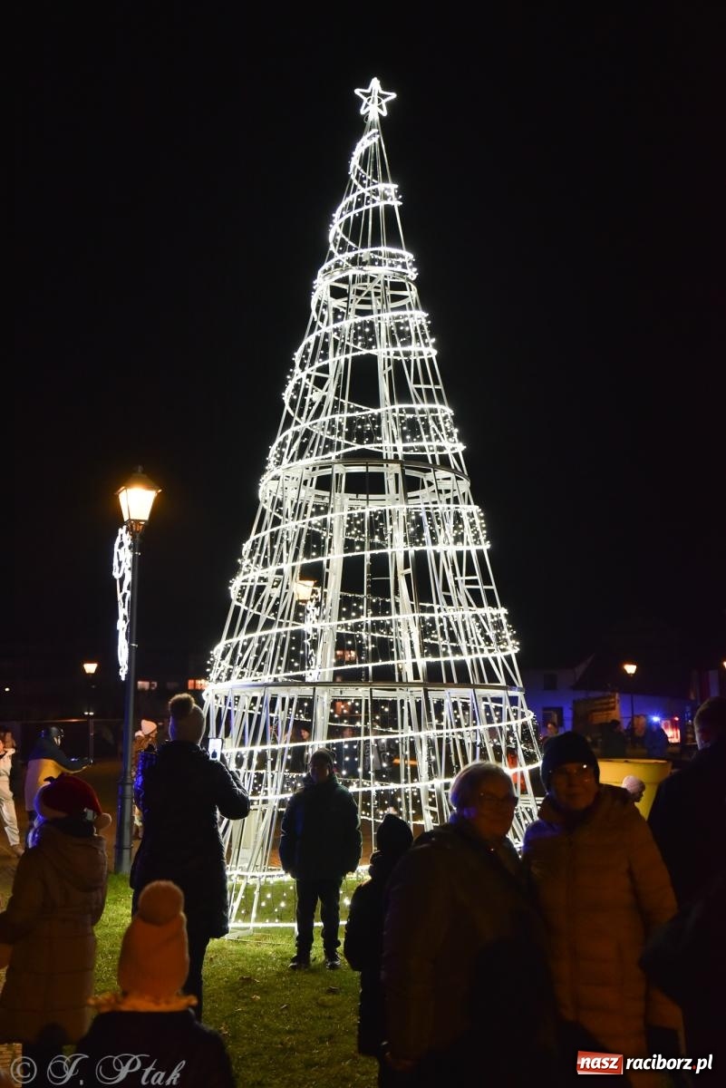 Zdjęcie w galerii na portalu naszraciborz.pl: Rozświetlenie Kietrzańskiej Choinki – strażacki Mikołaj w akcji wiadomości z regionu