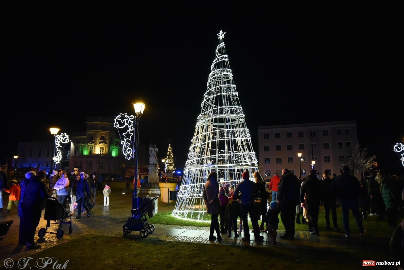 Zdjęcie w galerii na portalu naszraciborz.pl: Rozświetlenie Kietrzańskiej Choinki – strażacki Mikołaj w akcji wiadomości z regionu