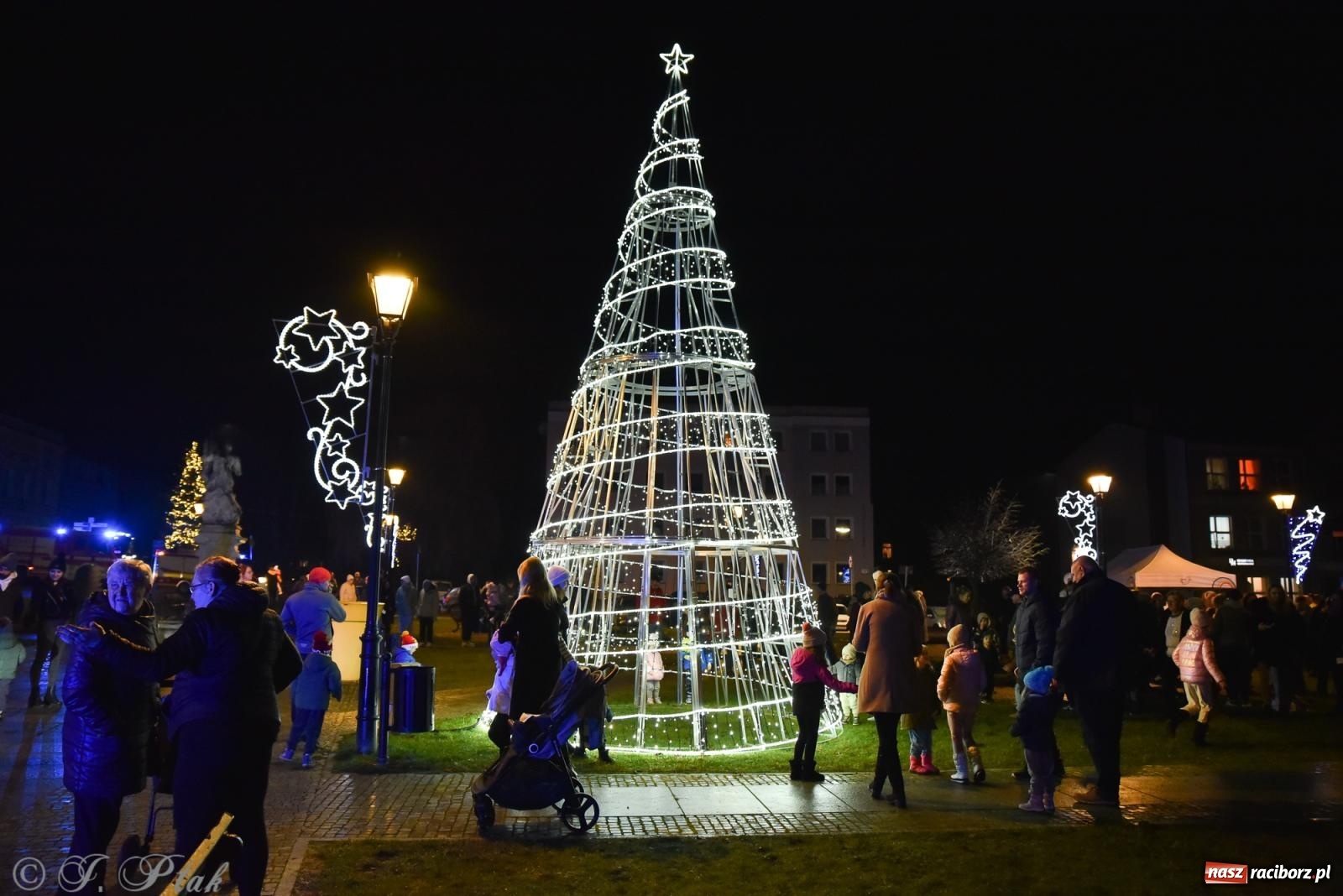 Zdjęcie w galerii na portalu naszraciborz.pl: Rozświetlenie Kietrzańskiej Choinki – strażacki Mikołaj w akcji wiadomości z regionu