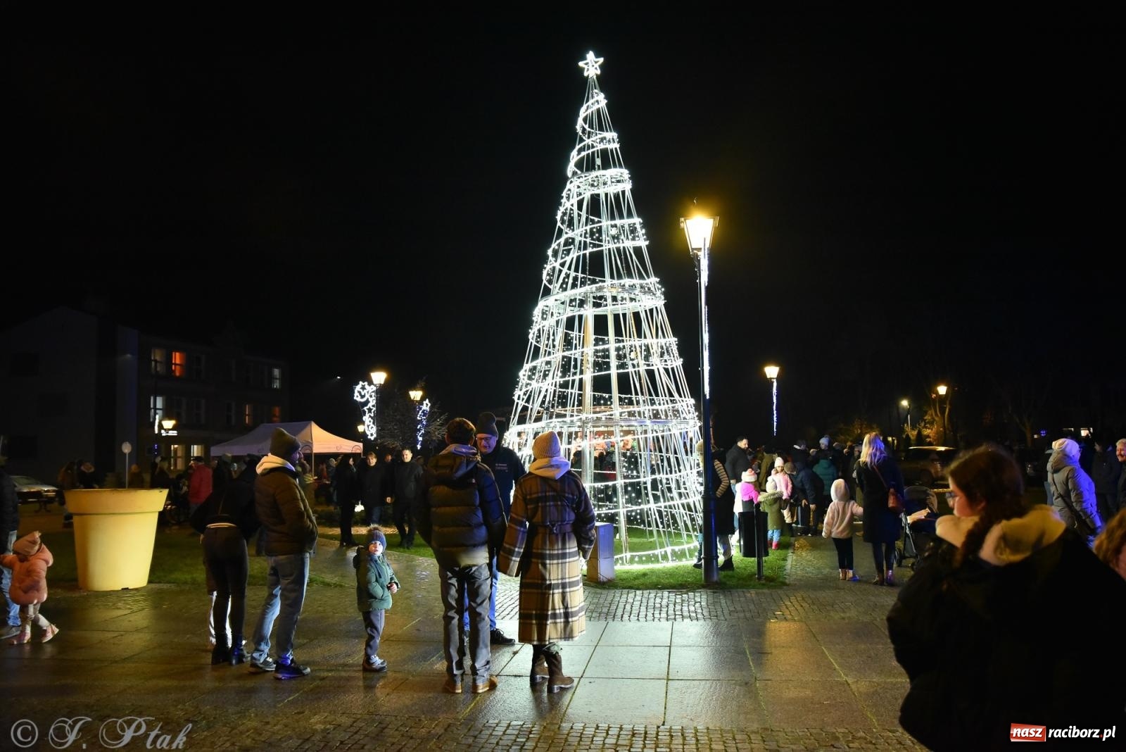 Zdjęcie w galerii na portalu naszraciborz.pl: Rozświetlenie Kietrzańskiej Choinki – strażacki Mikołaj w akcji wiadomości z regionu