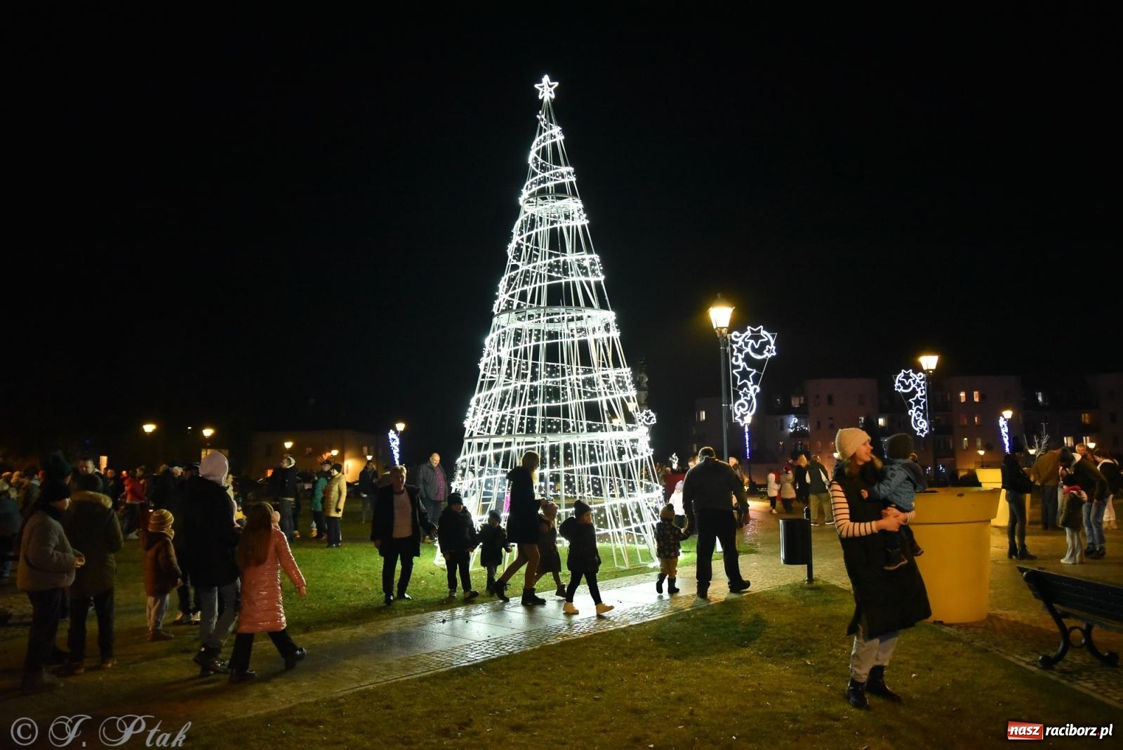 Zdjęcie w galerii na portalu naszraciborz.pl: Rozświetlenie Kietrzańskiej Choinki – strażacki Mikołaj w akcji wiadomości z regionu