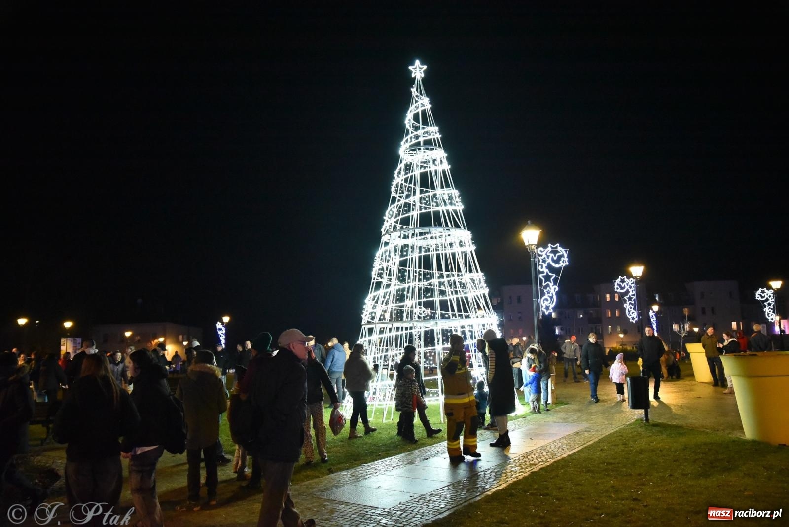 Zdjęcie w galerii na portalu naszraciborz.pl: Rozświetlenie Kietrzańskiej Choinki – strażacki Mikołaj w akcji wiadomości z regionu