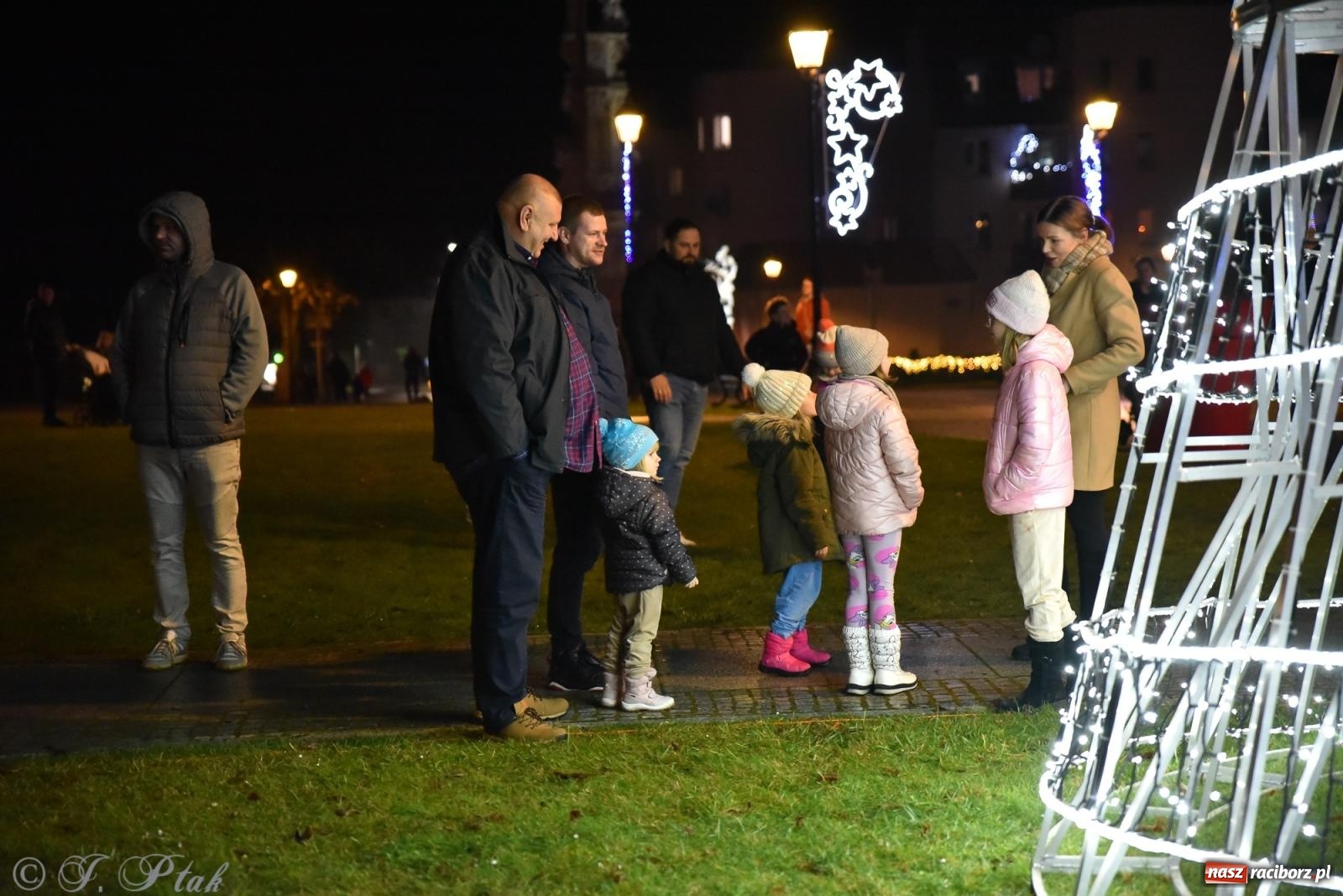 Zdjęcie w galerii na portalu naszraciborz.pl: Rozświetlenie Kietrzańskiej Choinki – strażacki Mikołaj w akcji wiadomości z regionu