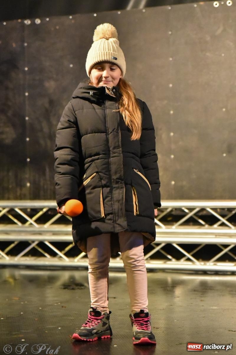 Zdjęcie w galerii na portalu naszraciborz.pl: Rozświetlenie Kietrzańskiej Choinki – strażacki Mikołaj w akcji wiadomości z regionu