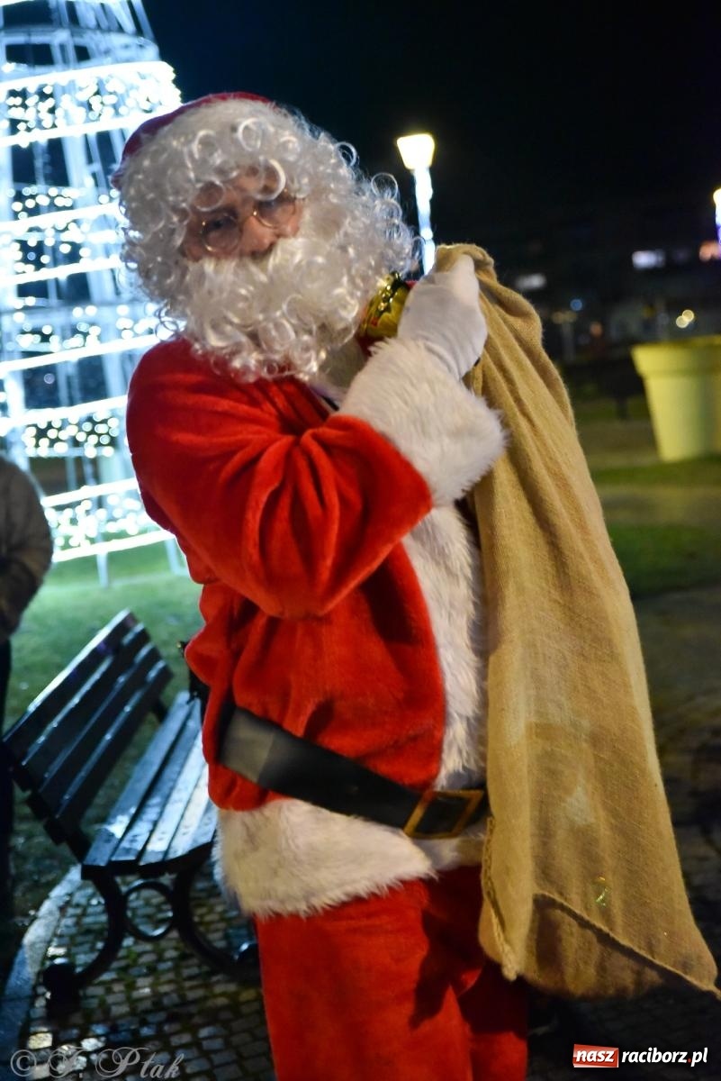 Zdjęcie w galerii na portalu naszraciborz.pl: Rozświetlenie Kietrzańskiej Choinki – strażacki Mikołaj w akcji wiadomości z regionu