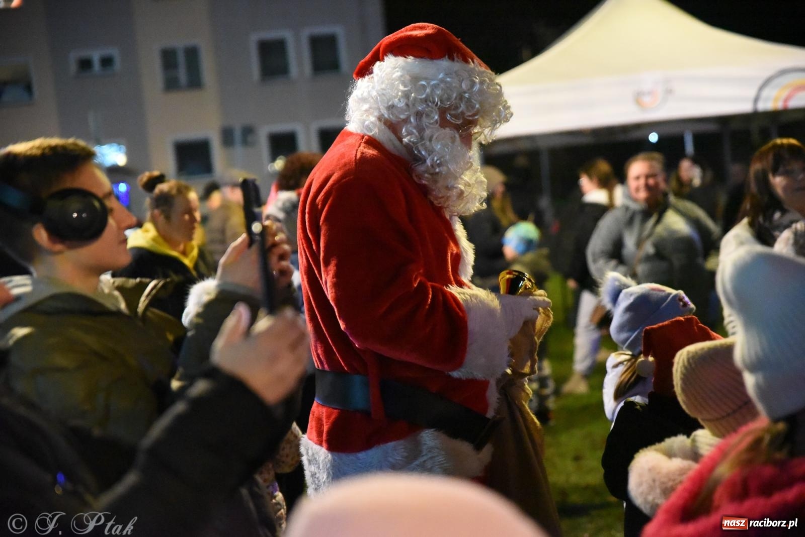 Zdjęcie w galerii na portalu naszraciborz.pl: Rozświetlenie Kietrzańskiej Choinki – strażacki Mikołaj w akcji wiadomości z regionu