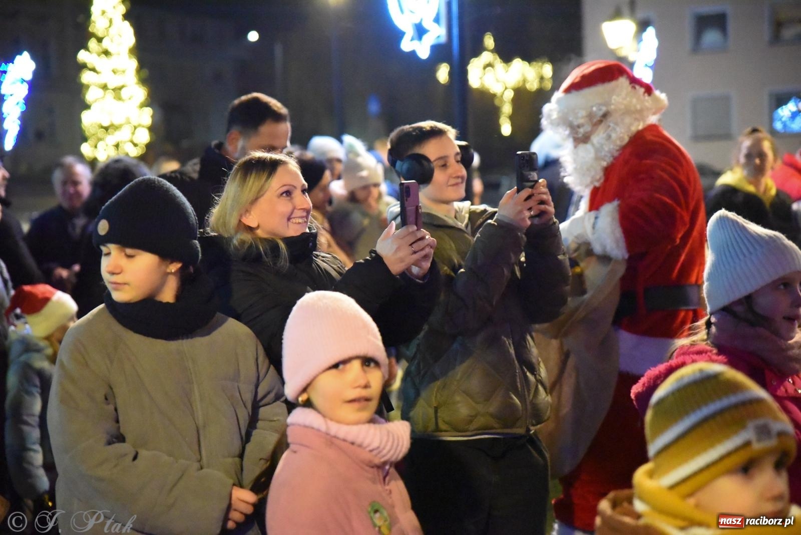 Zdjęcie w galerii na portalu naszraciborz.pl: Rozświetlenie Kietrzańskiej Choinki – strażacki Mikołaj w akcji wiadomości z regionu