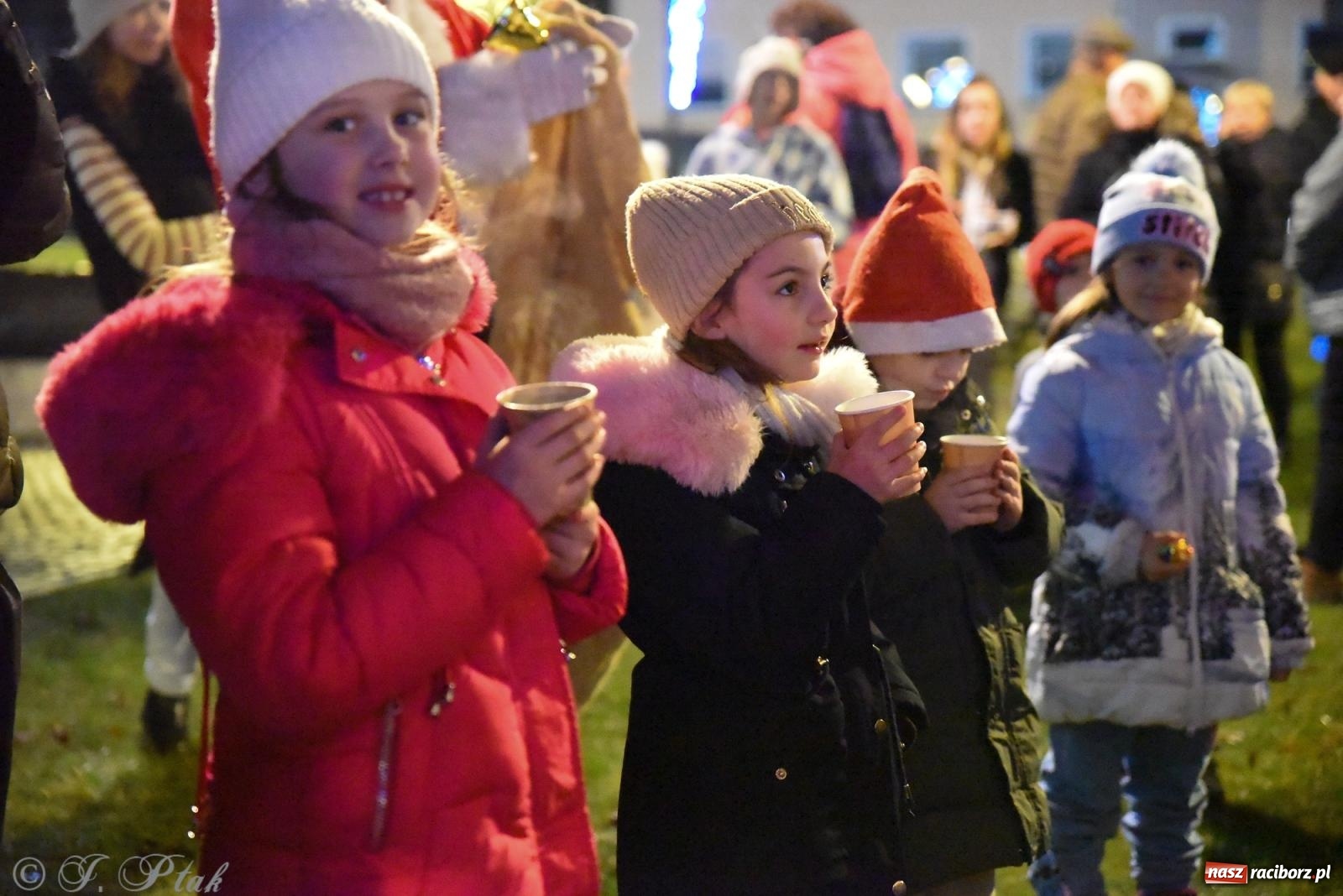 Zdjęcie w galerii na portalu naszraciborz.pl: Rozświetlenie Kietrzańskiej Choinki – strażacki Mikołaj w akcji wiadomości z regionu