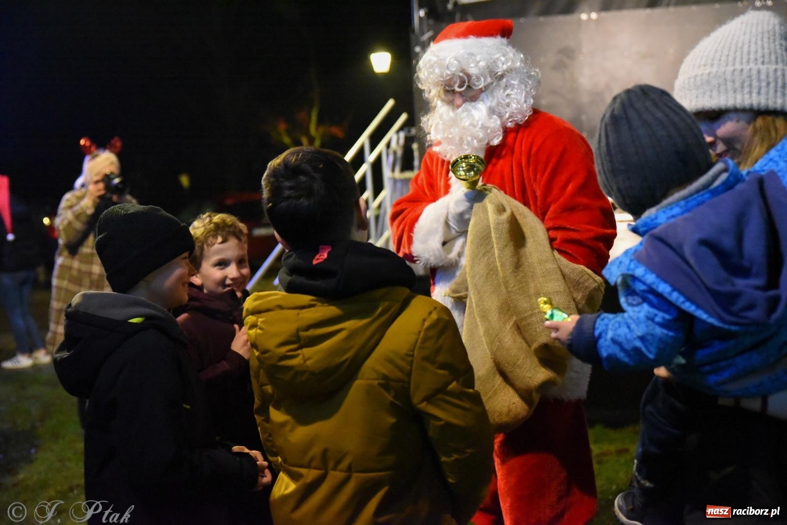 Zdjęcie w galerii na portalu naszraciborz.pl: Rozświetlenie Kietrzańskiej Choinki – strażacki Mikołaj w akcji wiadomości z regionu