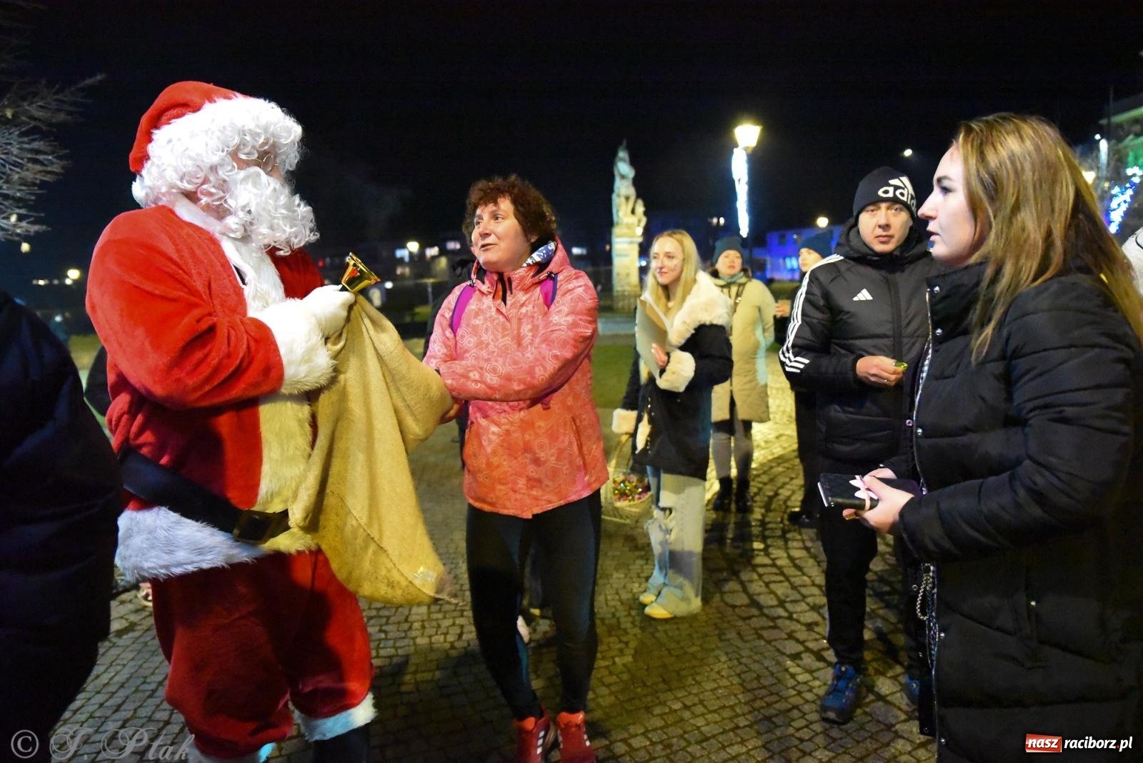 Zdjęcie w galerii na portalu naszraciborz.pl: Rozświetlenie Kietrzańskiej Choinki – strażacki Mikołaj w akcji wiadomości z regionu