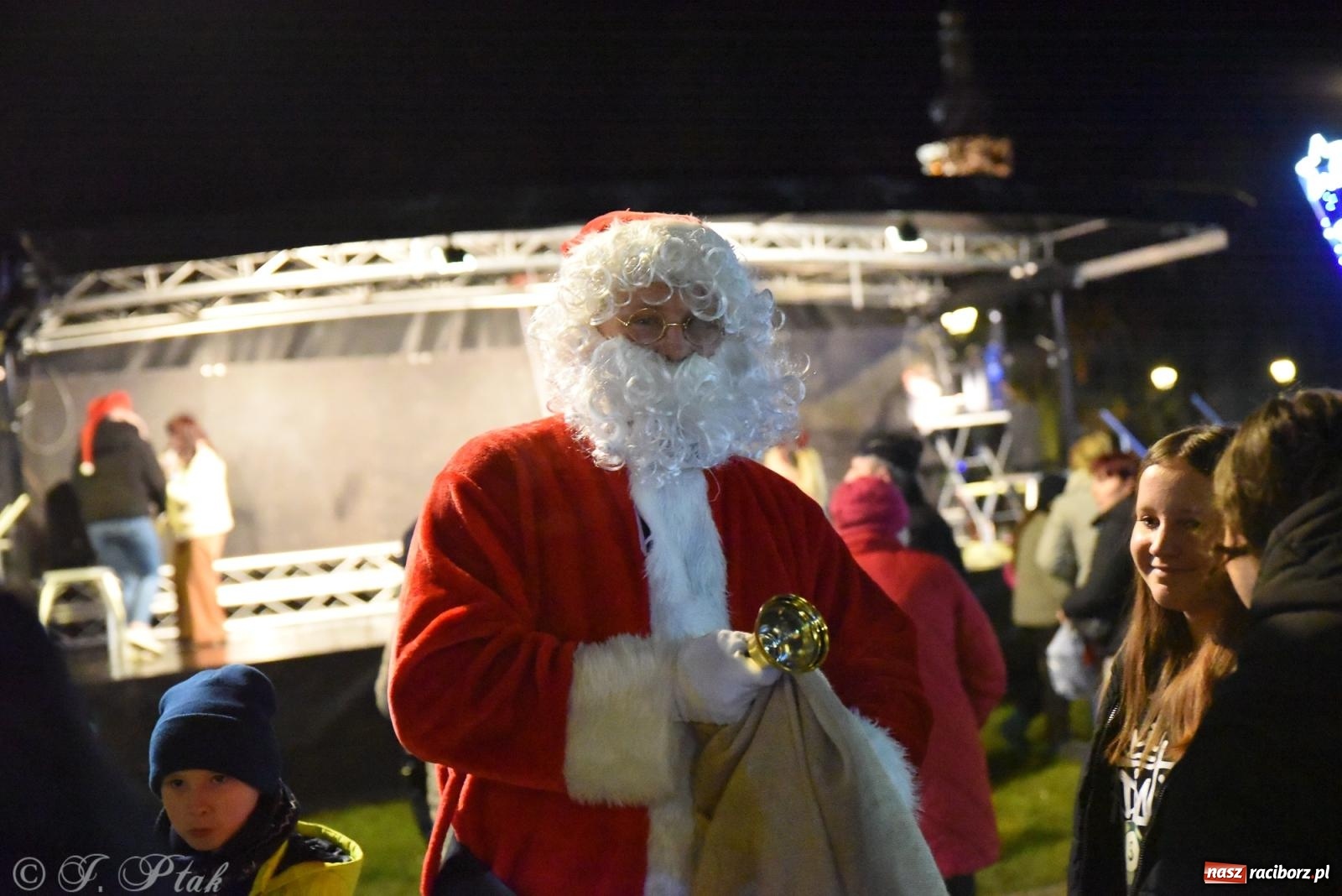 Zdjęcie w galerii na portalu naszraciborz.pl: Rozświetlenie Kietrzańskiej Choinki – strażacki Mikołaj w akcji wiadomości z regionu