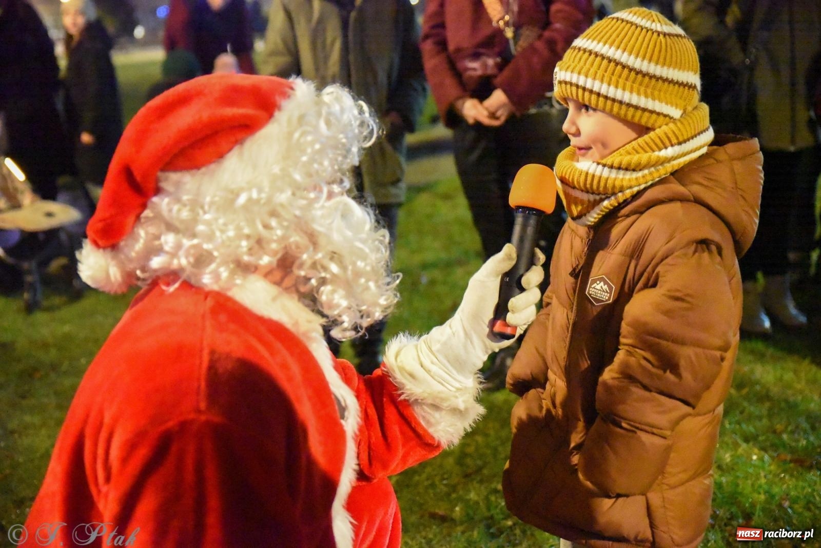 Zdjęcie w galerii na portalu naszraciborz.pl: Rozświetlenie Kietrzańskiej Choinki – strażacki Mikołaj w akcji wiadomości z regionu