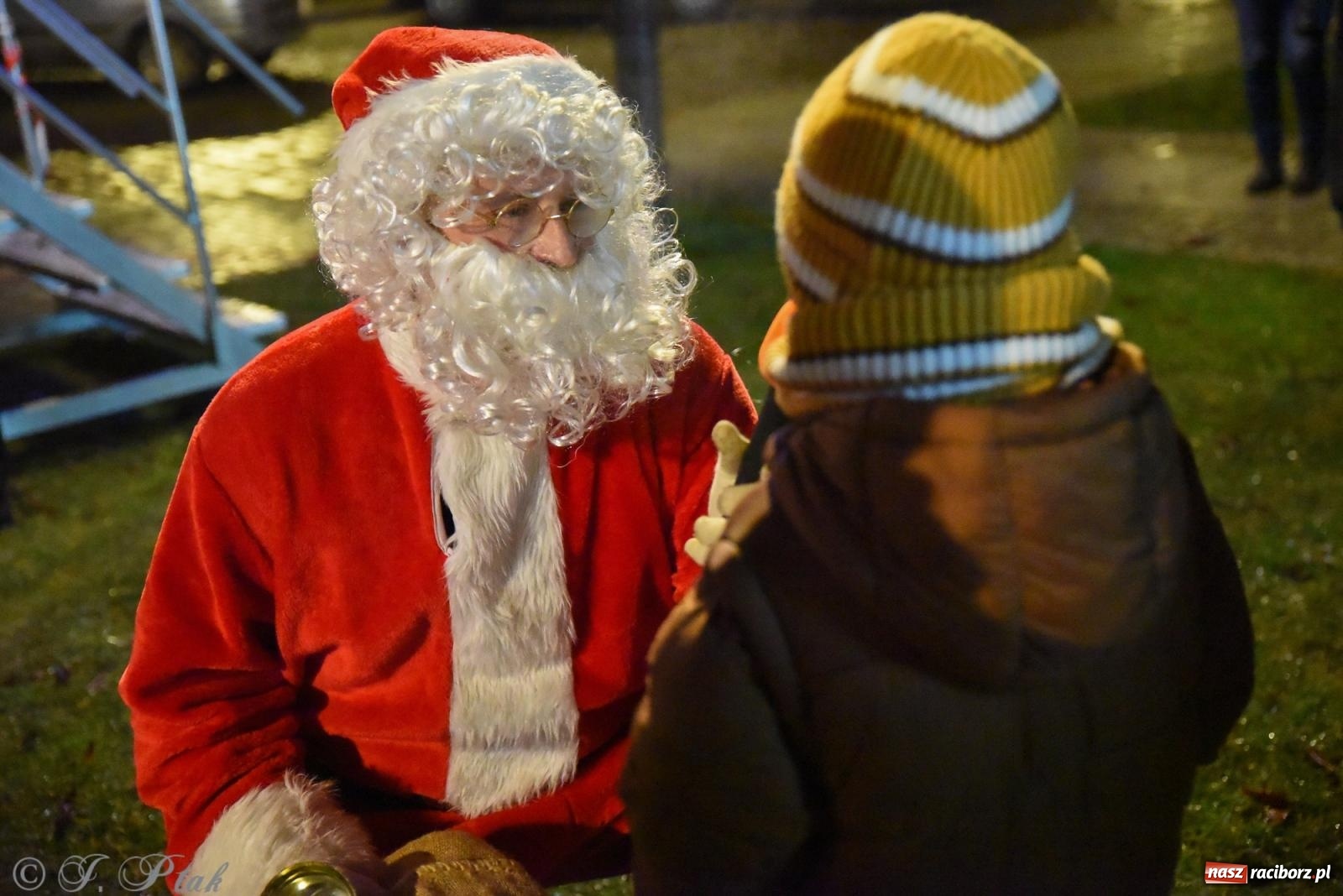 Zdjęcie w galerii na portalu naszraciborz.pl: Rozświetlenie Kietrzańskiej Choinki – strażacki Mikołaj w akcji wiadomości z regionu