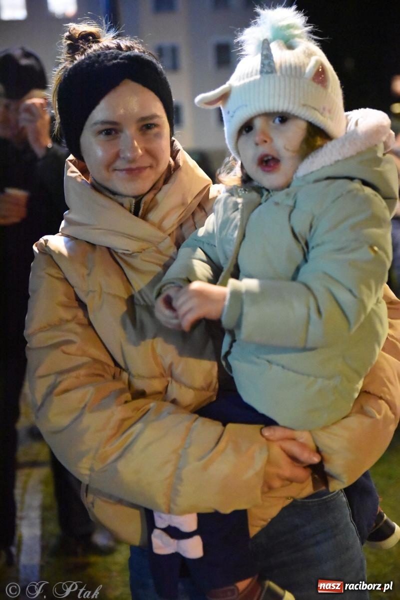Zdjęcie w galerii na portalu naszraciborz.pl: Rozświetlenie Kietrzańskiej Choinki – strażacki Mikołaj w akcji wiadomości z regionu