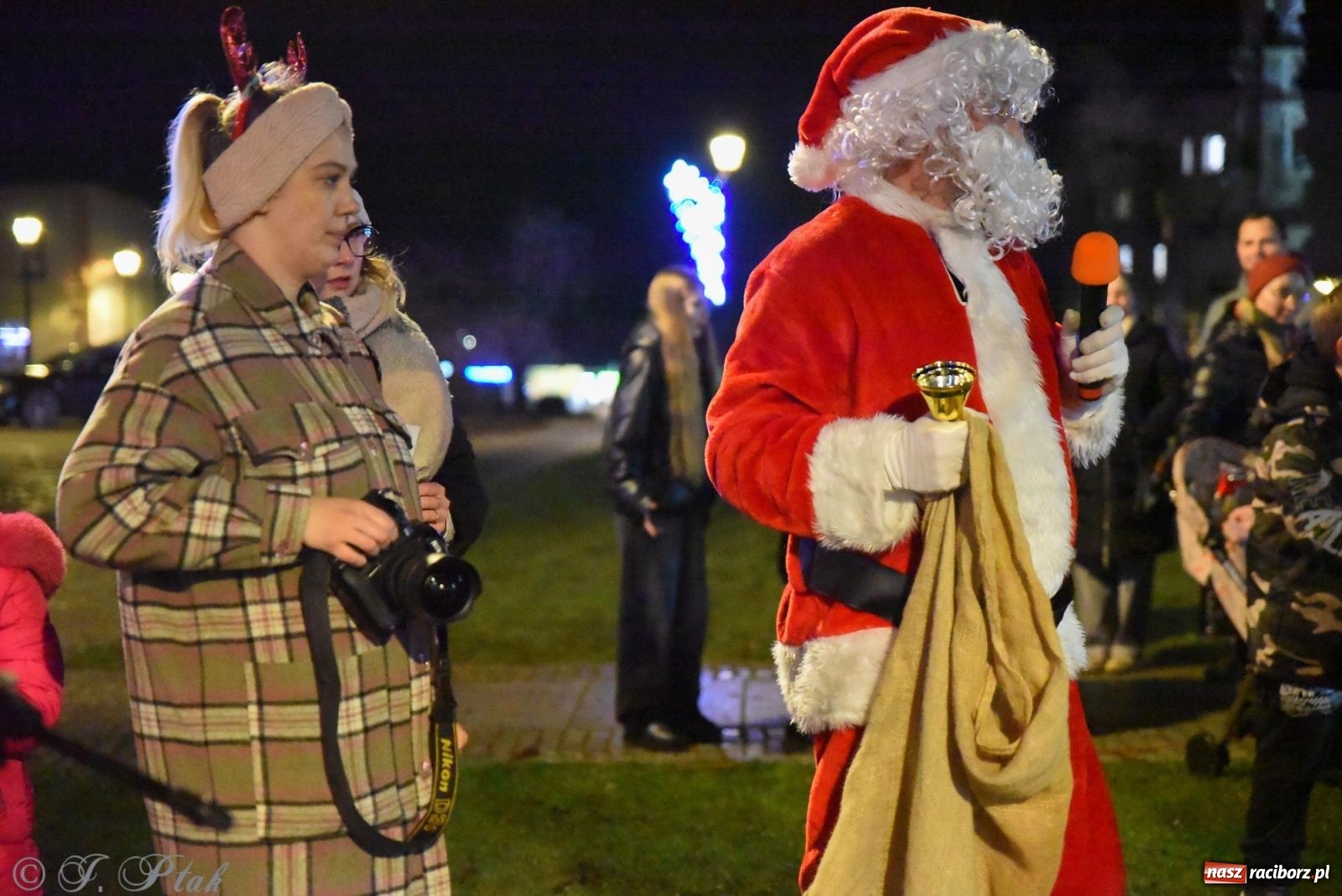 Zdjęcie w galerii na portalu naszraciborz.pl: Rozświetlenie Kietrzańskiej Choinki – strażacki Mikołaj w akcji wiadomości z regionu
