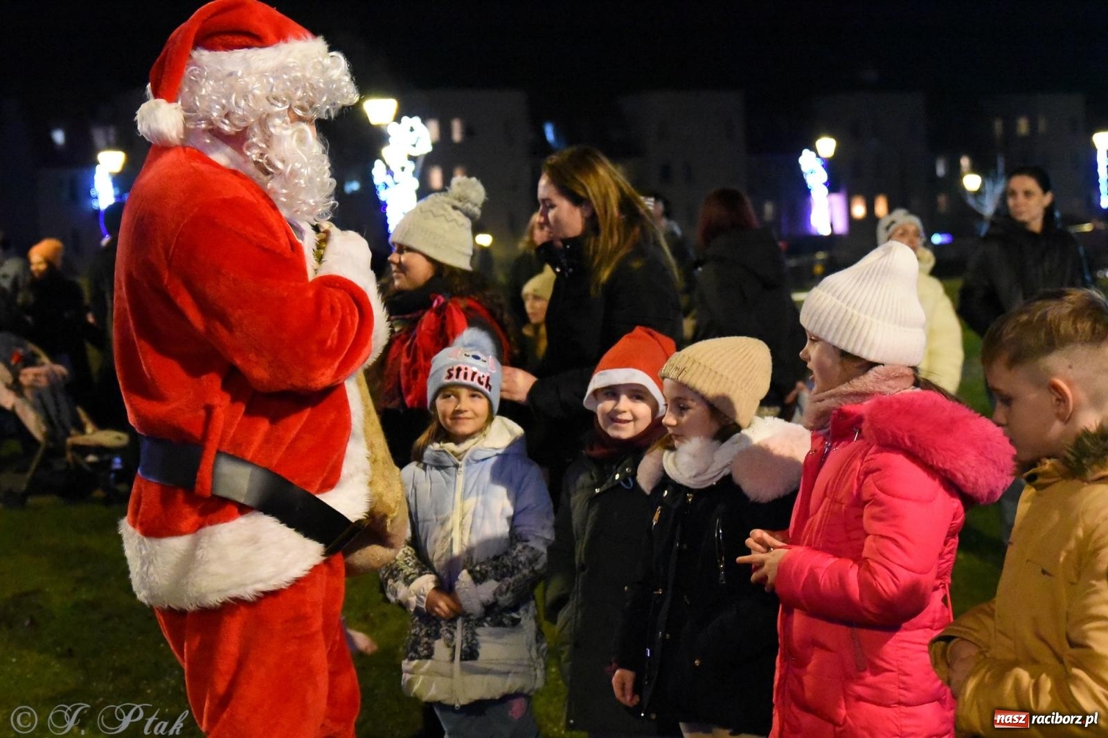 Zdjęcie w galerii na portalu naszraciborz.pl: Rozświetlenie Kietrzańskiej Choinki – strażacki Mikołaj w akcji wiadomości z regionu