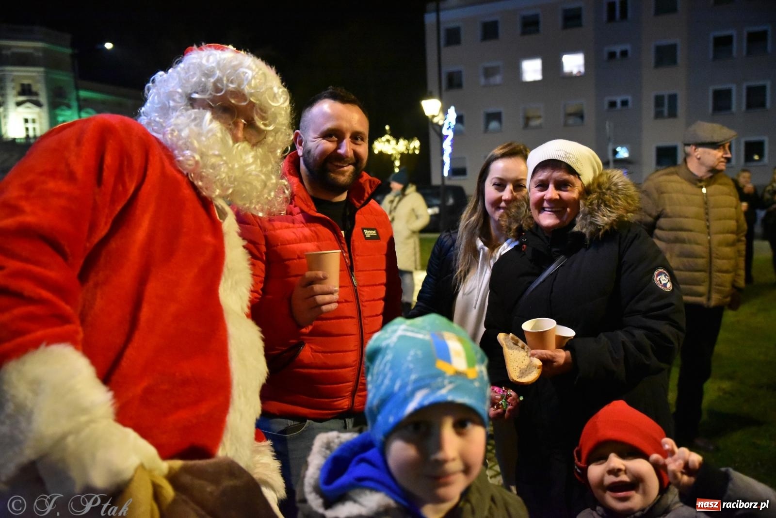 Zdjęcie w galerii na portalu naszraciborz.pl: Rozświetlenie Kietrzańskiej Choinki – strażacki Mikołaj w akcji wiadomości z regionu