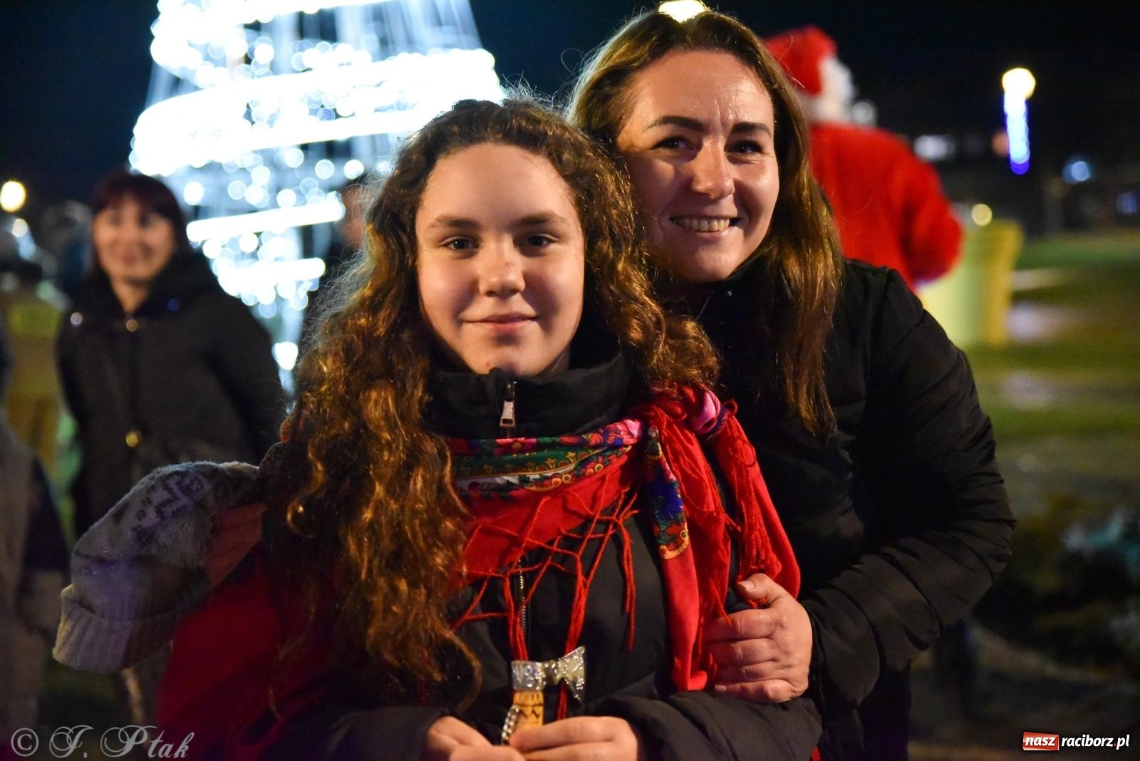 Zdjęcie w galerii na portalu naszraciborz.pl: Rozświetlenie Kietrzańskiej Choinki – strażacki Mikołaj w akcji wiadomości z regionu