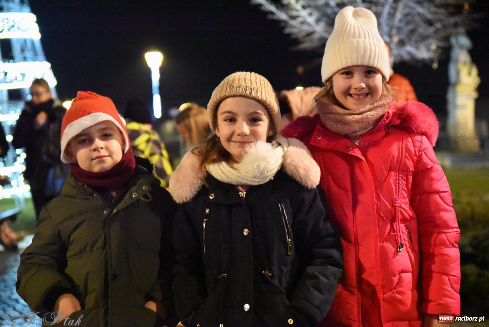 Zdjęcie w galerii na portalu naszraciborz.pl: Rozświetlenie Kietrzańskiej Choinki – strażacki Mikołaj w akcji wiadomości z regionu