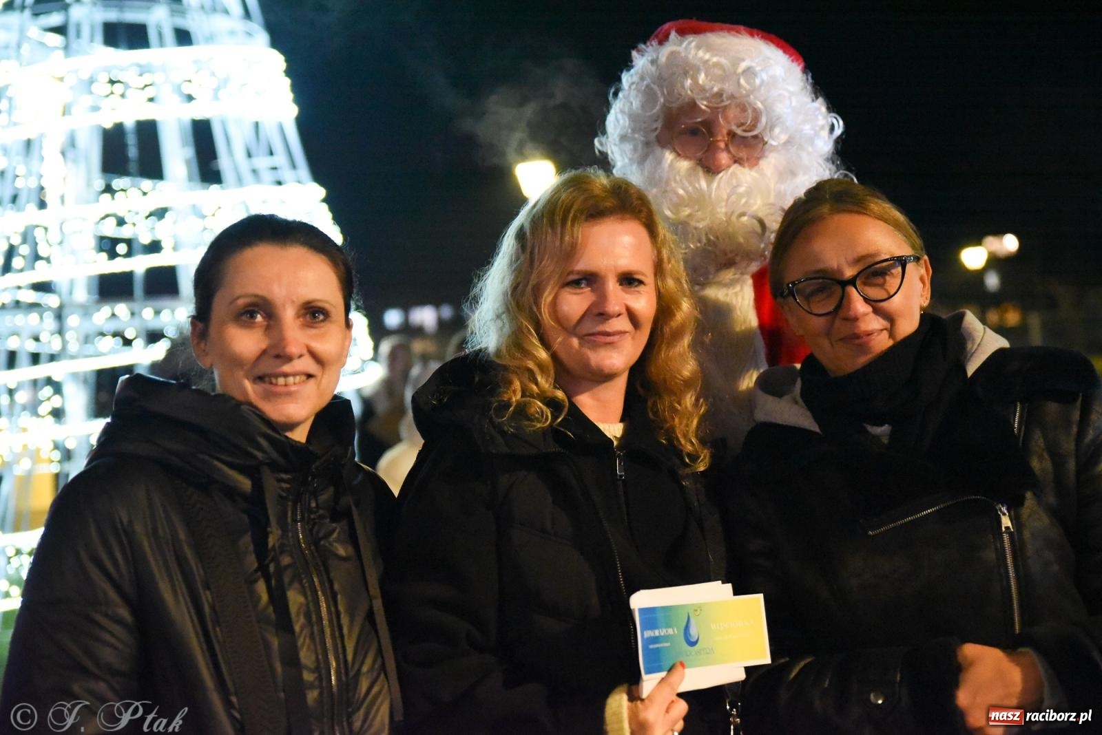 Zdjęcie w galerii na portalu naszraciborz.pl: Rozświetlenie Kietrzańskiej Choinki – strażacki Mikołaj w akcji wiadomości z regionu