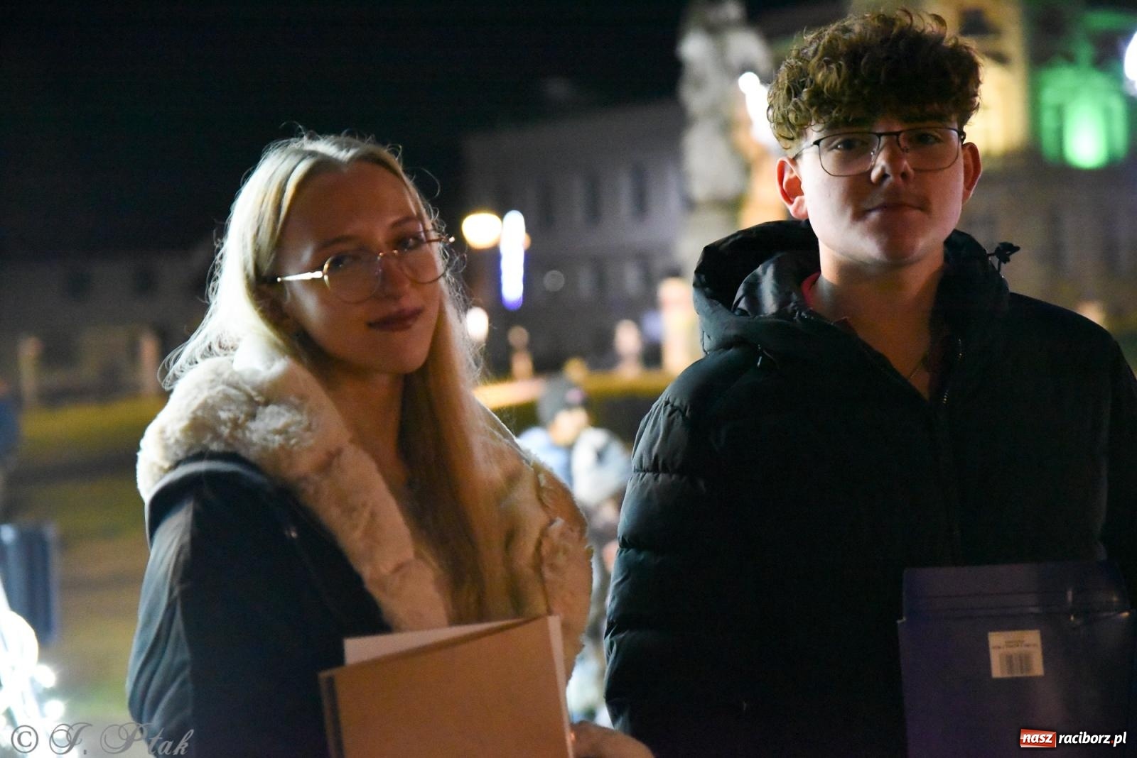 Zdjęcie w galerii na portalu naszraciborz.pl: Rozświetlenie Kietrzańskiej Choinki – strażacki Mikołaj w akcji wiadomości z regionu