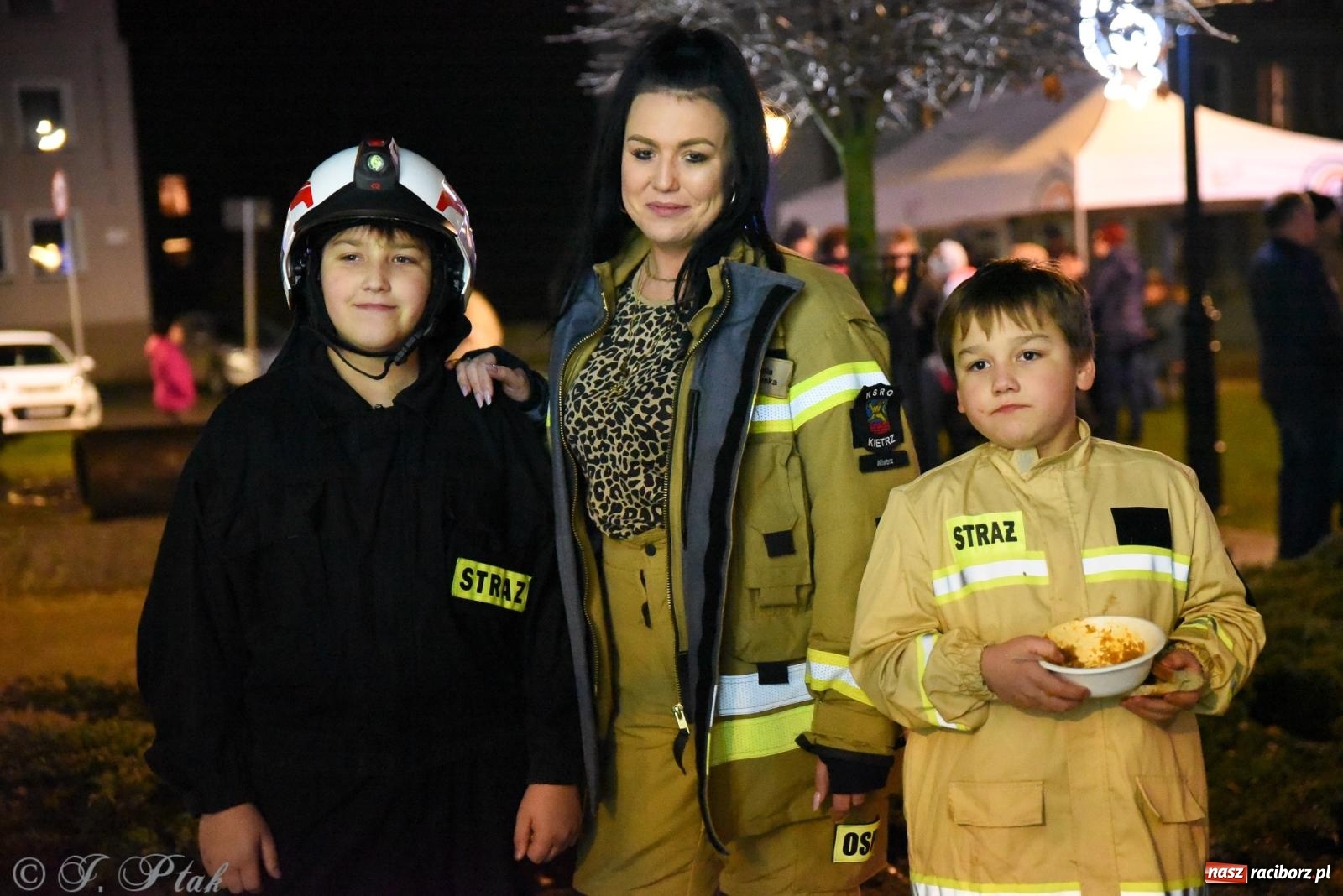 Zdjęcie w galerii na portalu naszraciborz.pl: Rozświetlenie Kietrzańskiej Choinki – strażacki Mikołaj w akcji wiadomości z regionu