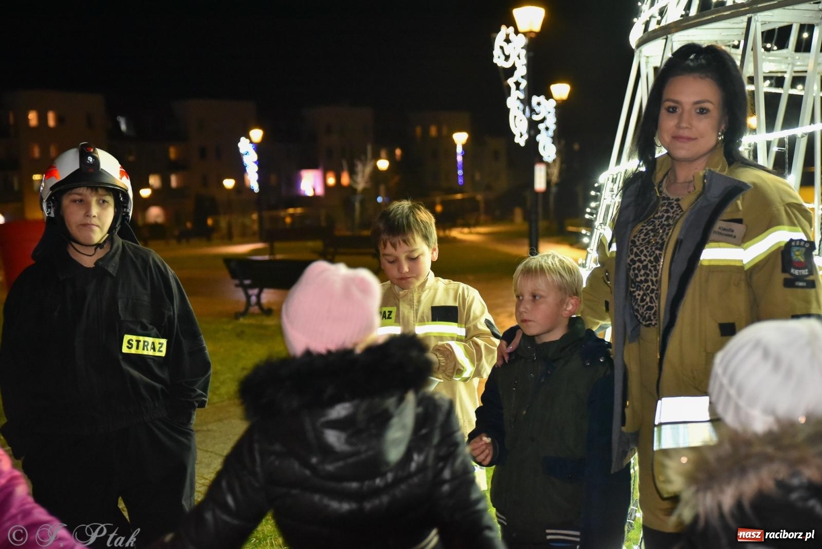 Zdjęcie w galerii na portalu naszraciborz.pl: Rozświetlenie Kietrzańskiej Choinki – strażacki Mikołaj w akcji wiadomości z regionu