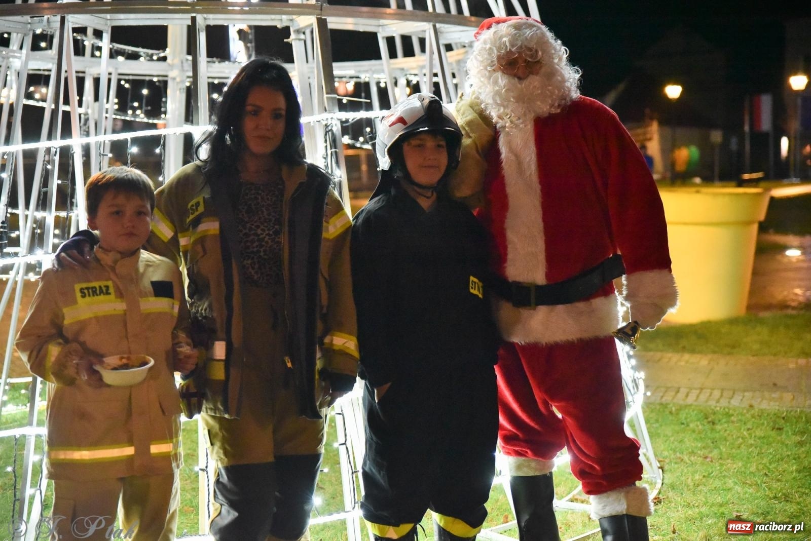 Zdjęcie w galerii na portalu naszraciborz.pl: Rozświetlenie Kietrzańskiej Choinki – strażacki Mikołaj w akcji wiadomości z regionu