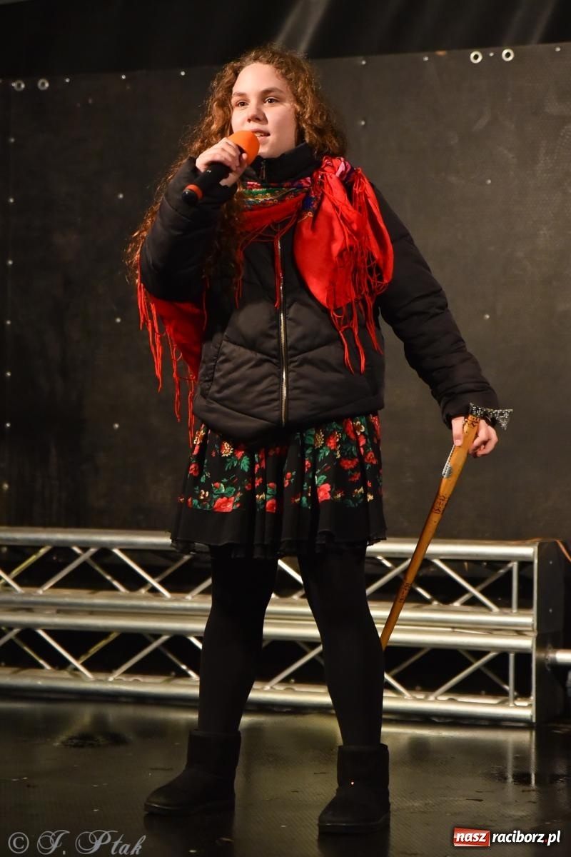 Zdjęcie w galerii na portalu naszraciborz.pl: Rozświetlenie Kietrzańskiej Choinki – strażacki Mikołaj w akcji wiadomości z regionu