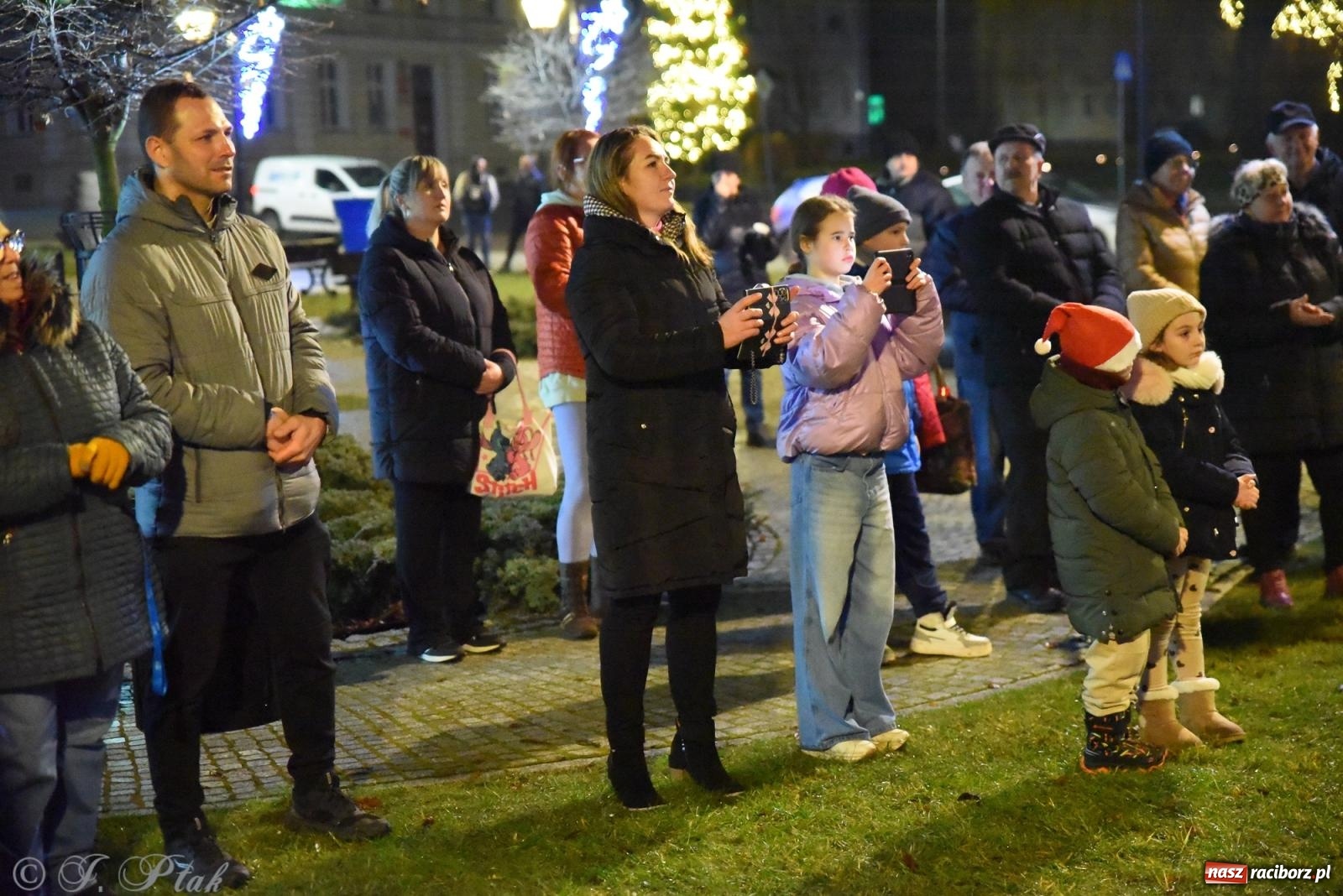 Zdjęcie w galerii na portalu naszraciborz.pl: Rozświetlenie Kietrzańskiej Choinki – strażacki Mikołaj w akcji wiadomości z regionu
