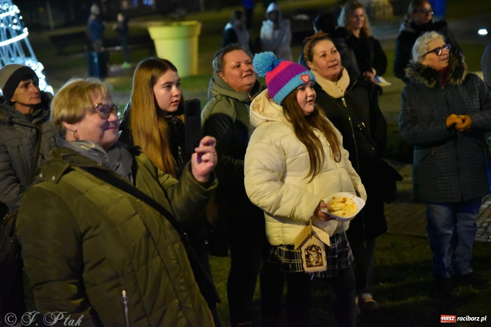 Zdjęcie w galerii na portalu naszraciborz.pl: Rozświetlenie Kietrzańskiej Choinki – strażacki Mikołaj w akcji wiadomości z regionu