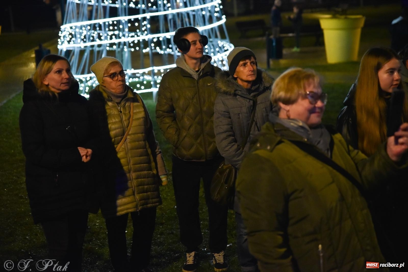 Zdjęcie w galerii na portalu naszraciborz.pl: Rozświetlenie Kietrzańskiej Choinki – strażacki Mikołaj w akcji wiadomości z regionu